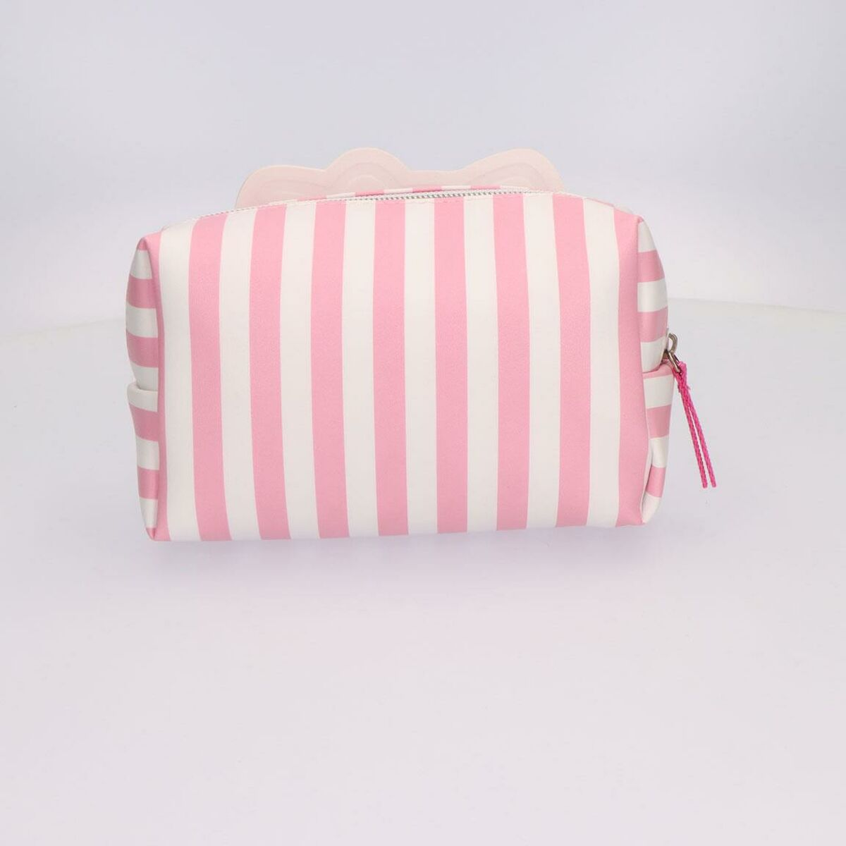Eine Hello Kitty-Make-up-Tasche mit rosa-weißen Streifen und einem Reißverschluss wird auf einem weißen Hintergrund gezeigt.