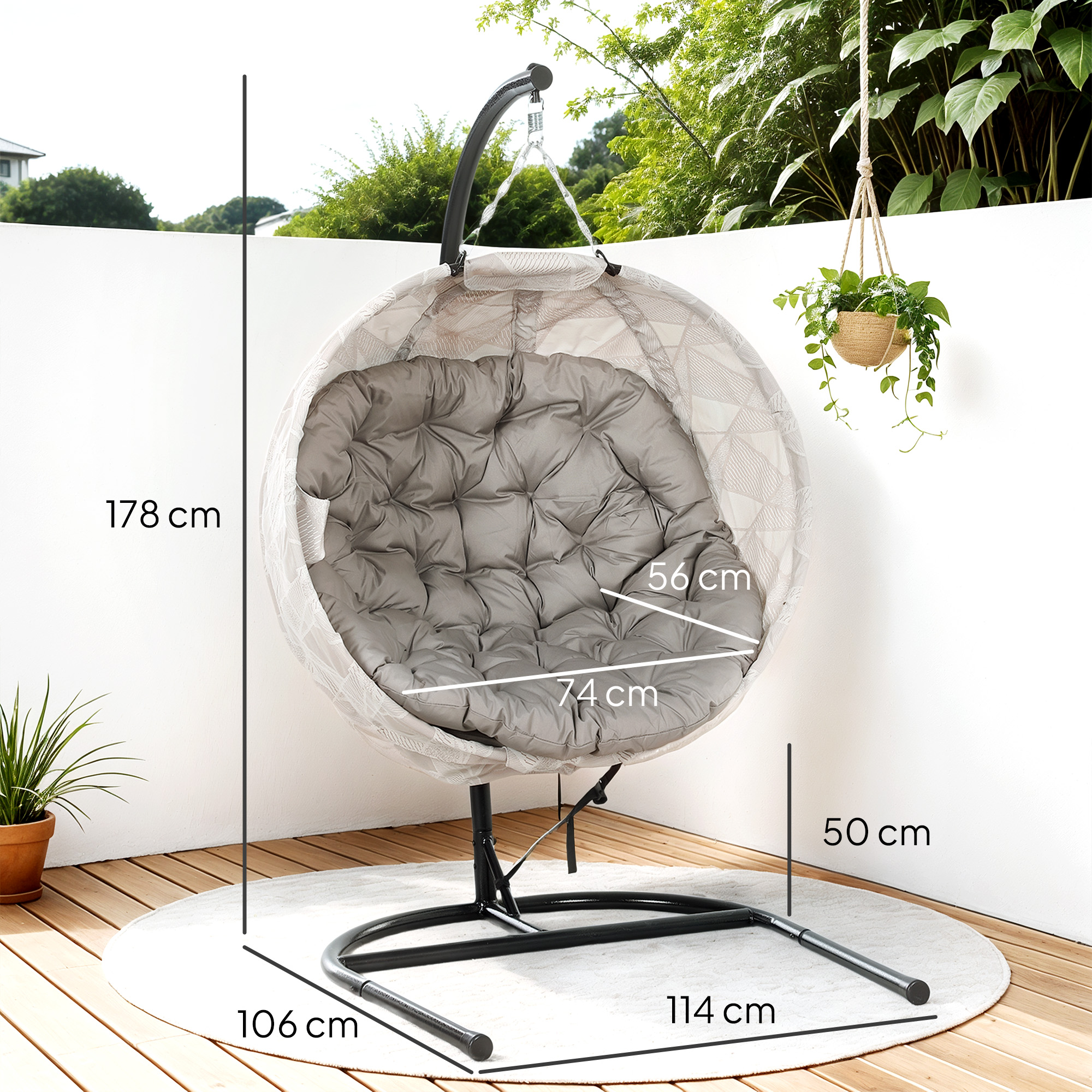 Hänge-Ei-Stuhl mit Maßen. Zeigt Höhe, Breite und Tiefe. Hintergrund Terrasse.