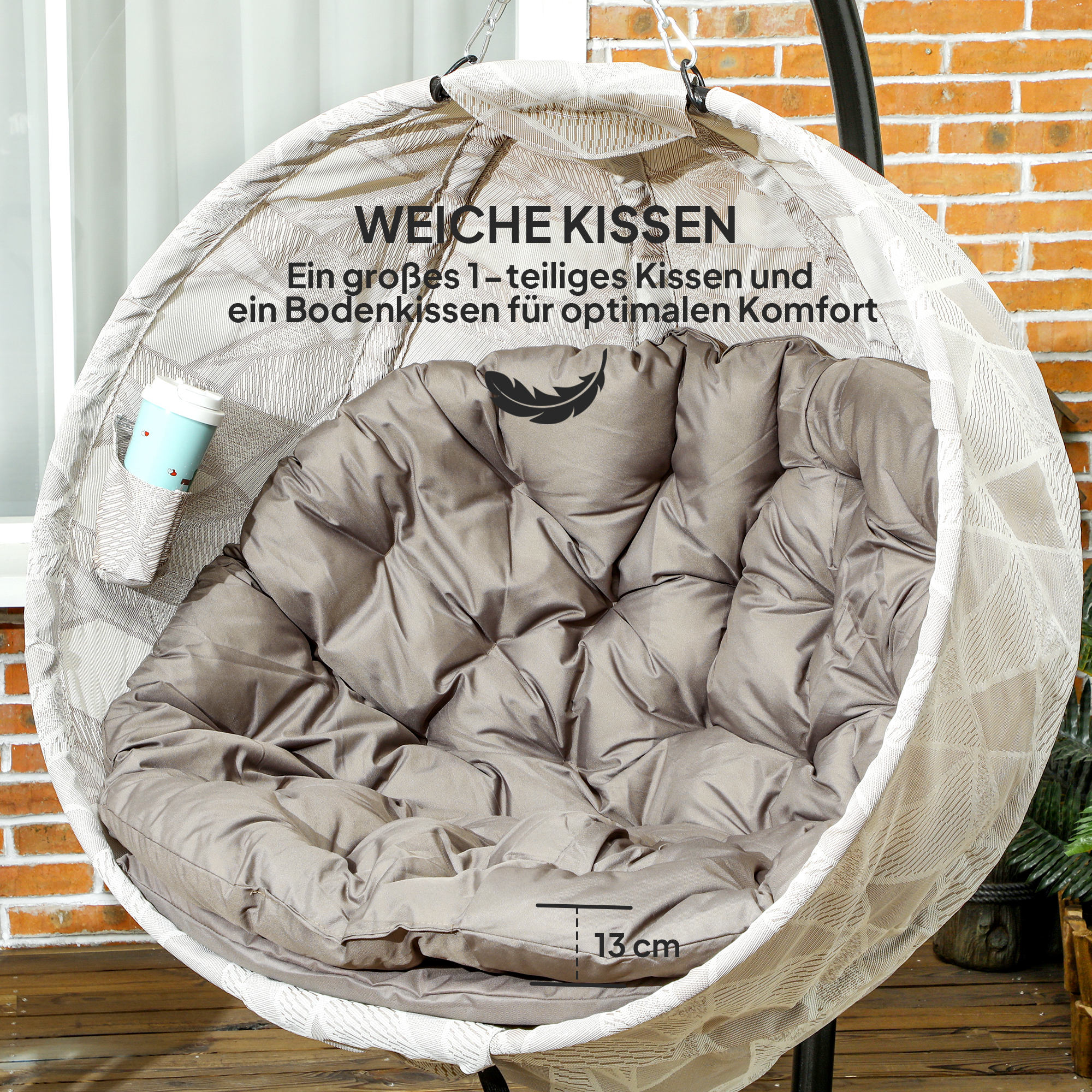 Hänge-Ei-Stuhl mit grauem Kissen. Text deutet auf Komfort hin. Holzdeck und Becherhalter sichtbar.