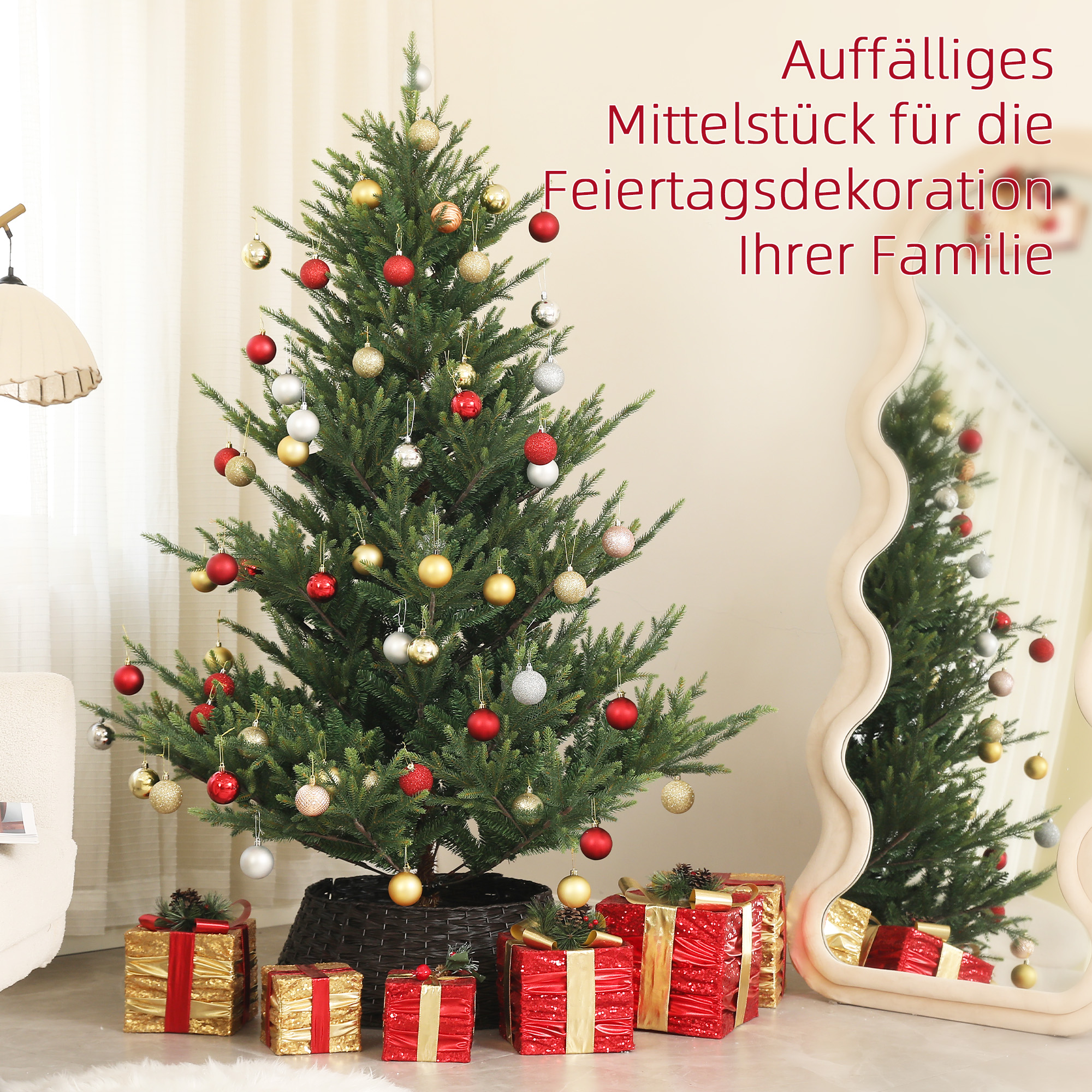 Ein geschmückter Weihnachtsbaum mit roten, goldenen und silbernen Ornamenten, umgeben von Geschenken und einem Spiegel.