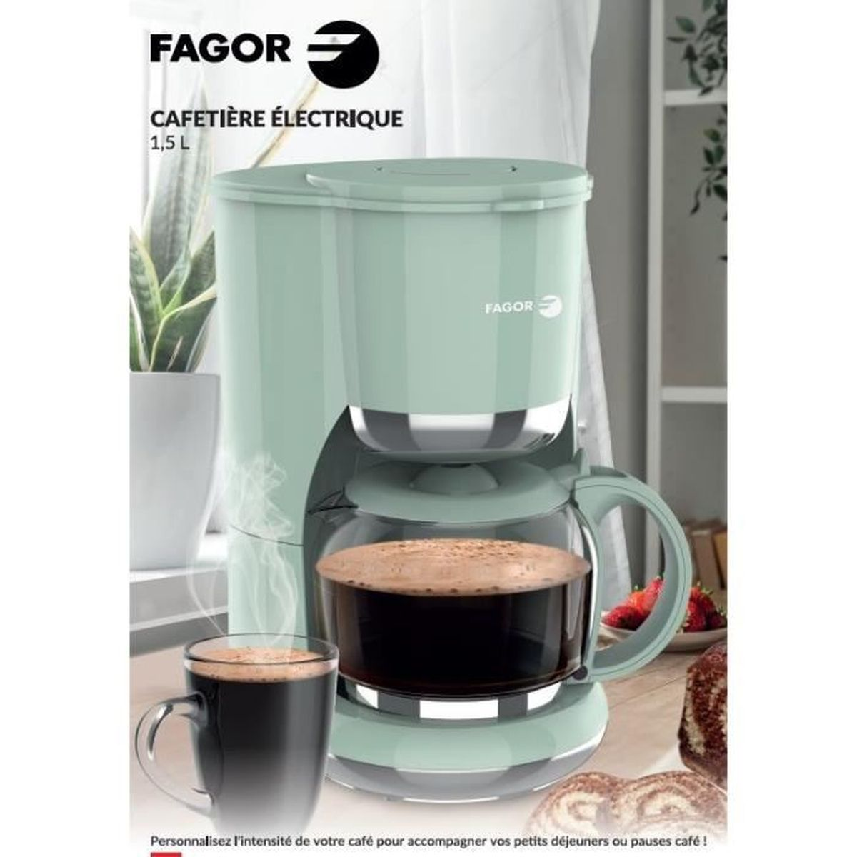 Una caffettiera verde menta è mostrata con una caraffa. La caraffa è piena di caffè. Una tazza è vicina.
