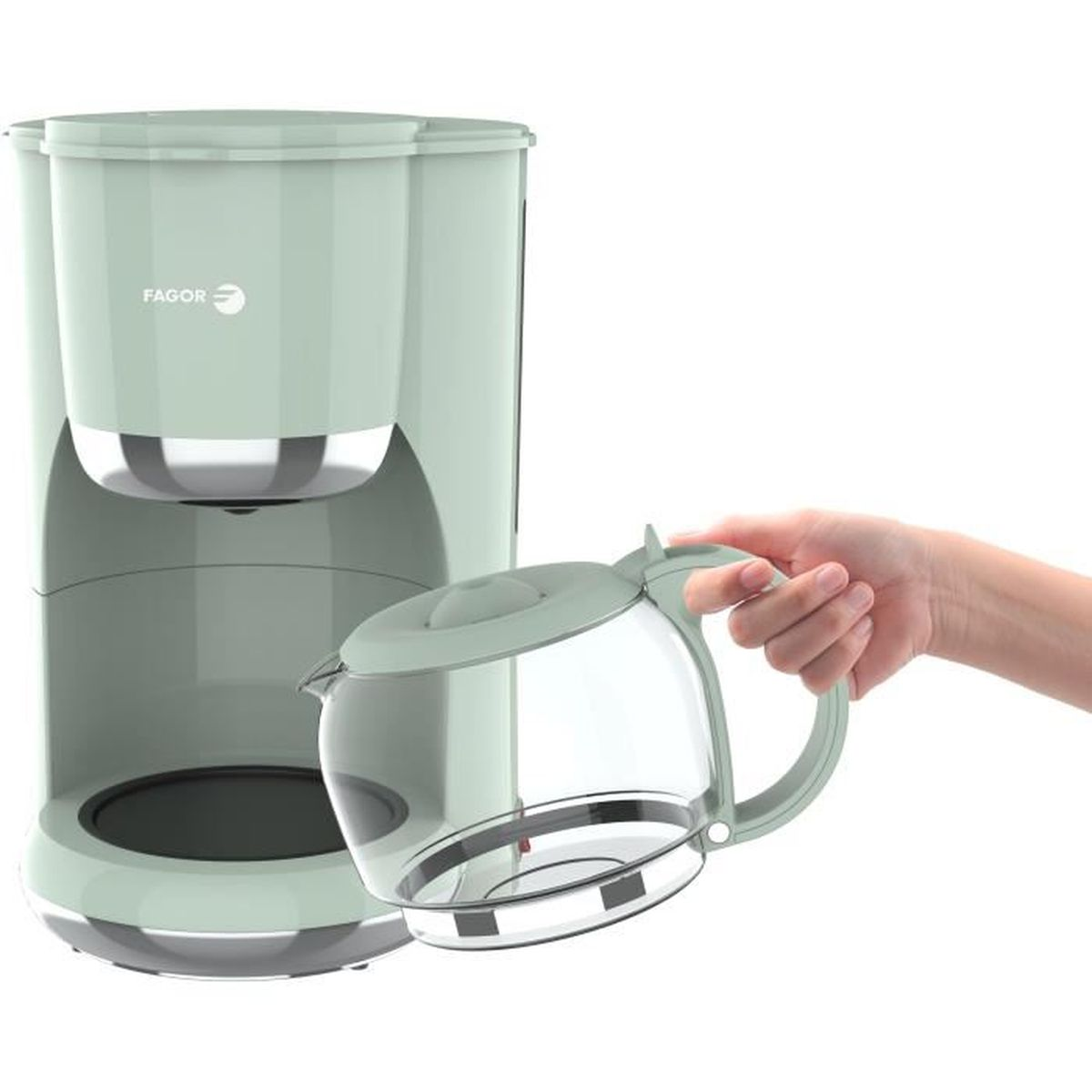Una caffettiera verde menta. Una mano tiene la caraffa di vetro, che è vuota.