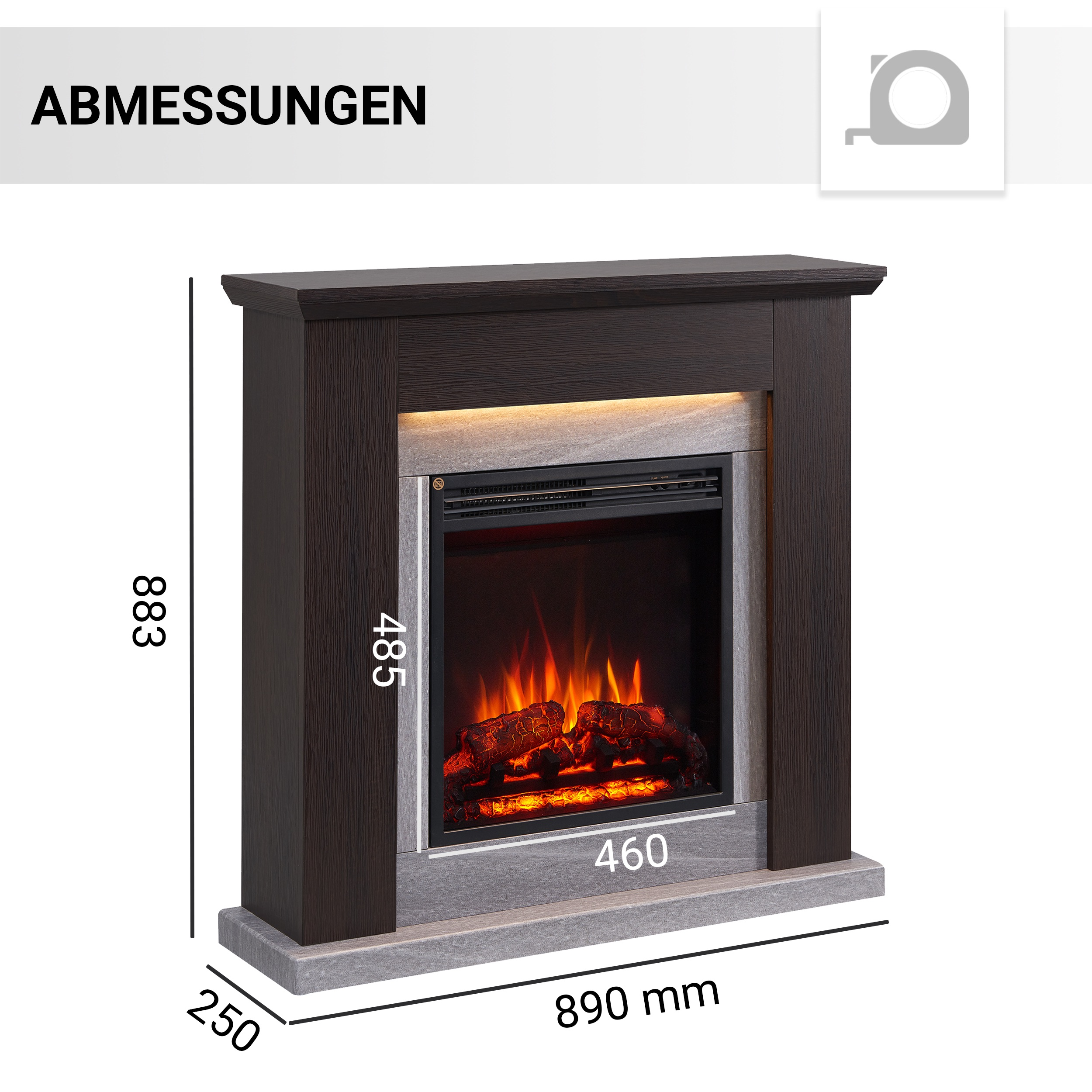 Ein Kamin, dunkler Holzrahmen, Steinsockel, Maße sind angegeben. Flammen sind sichtbar.