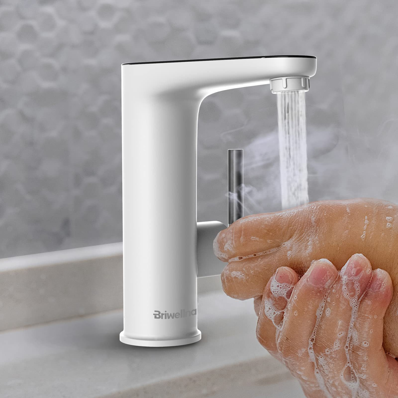 Weißer Wasserhahn mit fließendem Wasser, Hände darunter waschend. Der Hintergrund ist eine verschwommene graue Fliese.