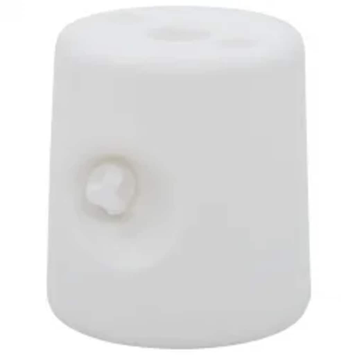 Un singolo cilindro bianco con un dettaglio a forma di stella sul lato. Lo sfondo è bianco.