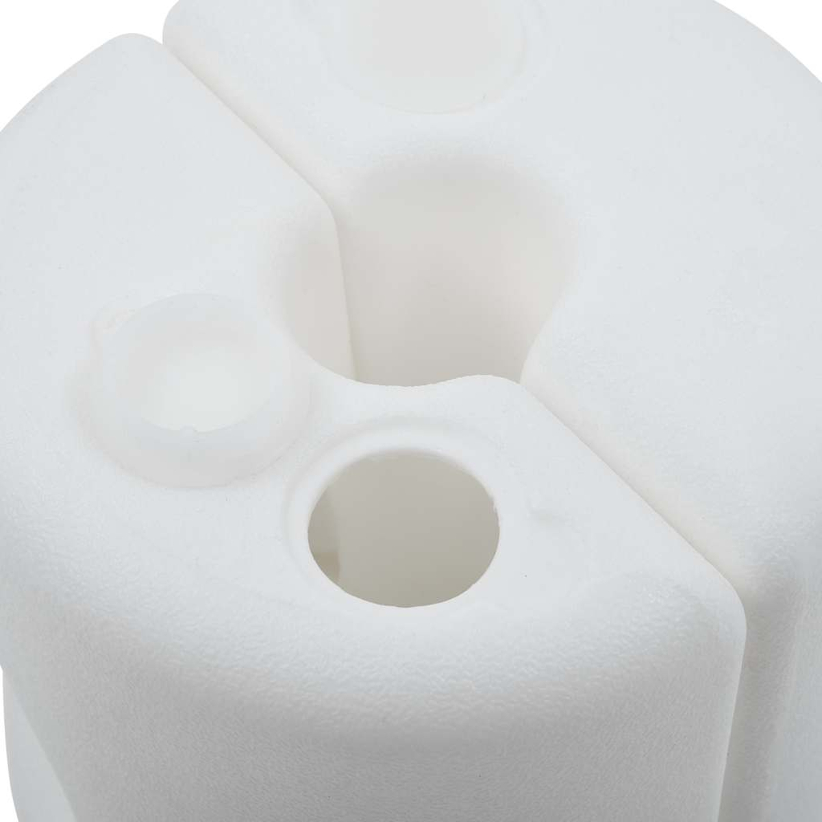 Un primo piano di una base di plastica bianca per un ombrellone, con tre fori e bordi curvi.