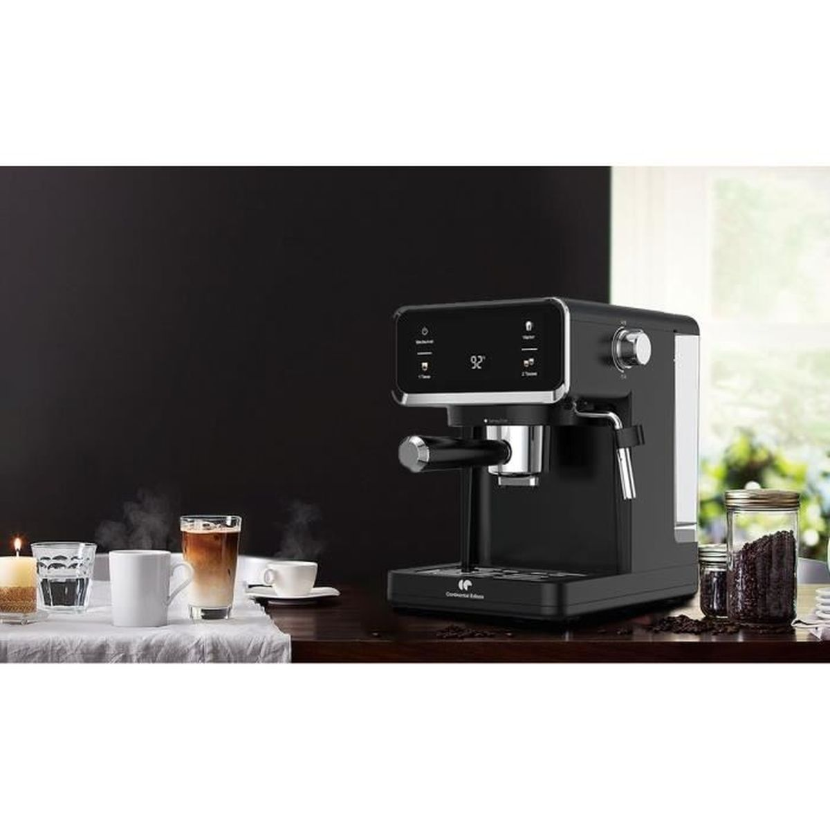 Schwarze Continental Edison Espressomaschine in einer Küchenumgebung, mit Kaffeetassen und anderem Zubehör.