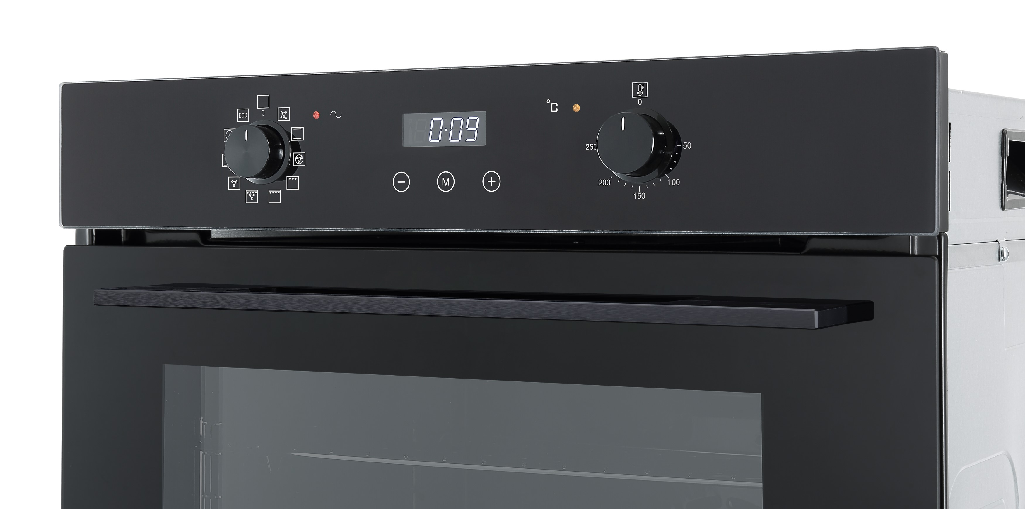 Close-up van een zwart ovenbedieningspaneel met knoppen, een digitaal display en een handvat onder het glas.