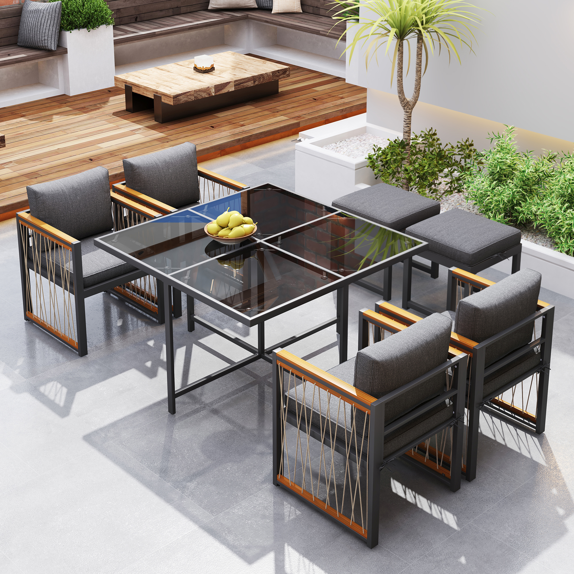 Terrassenset im Freien mit einem Tisch mit Glasplatte, Sitzgelegenheiten für sechs Personen und einem Holzdeck mit Pflanzen.