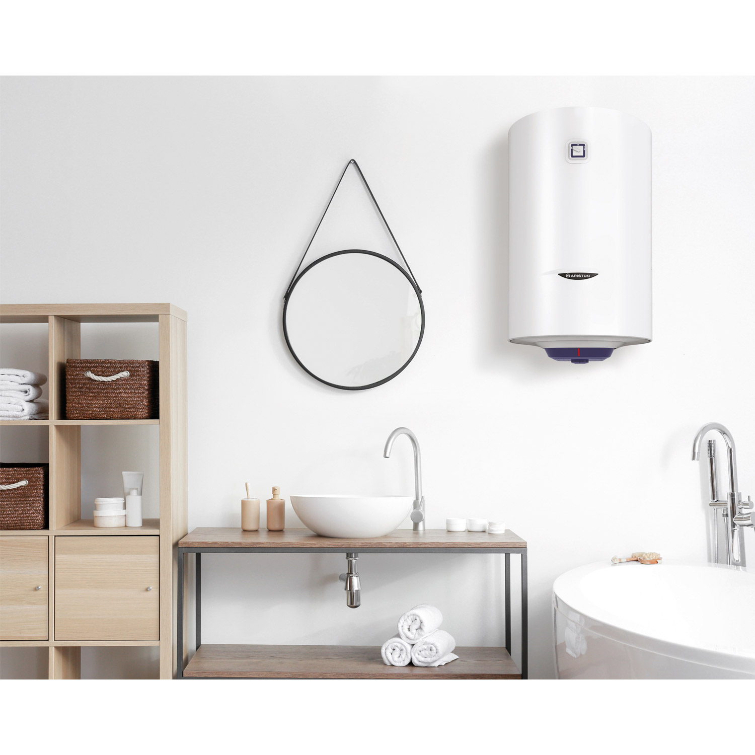 Scena bagno con uno scaldabagno bianco a muro, uno specchio, lavandino e portasciugamani.