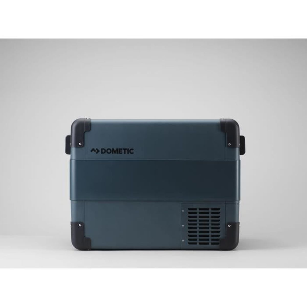 Een donkerblauwe koelbox op een witte achtergrond, het merk Dometic is zichtbaar.