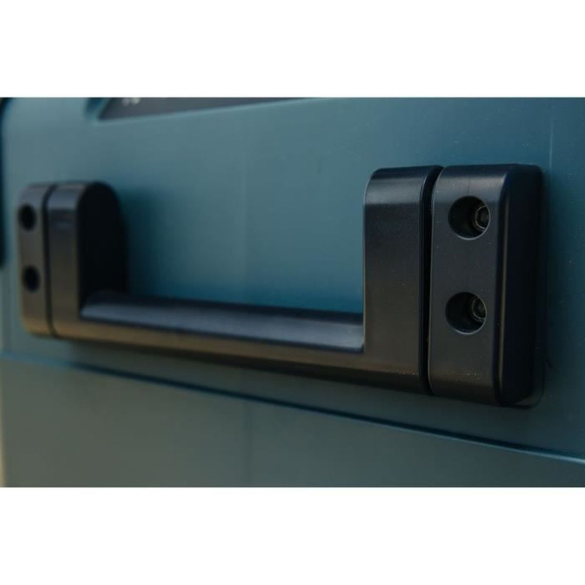 Czarny uchwyt przymocowany do ciemnoniebieskiej lodówki z dwoma czarnymi mocowaniami.