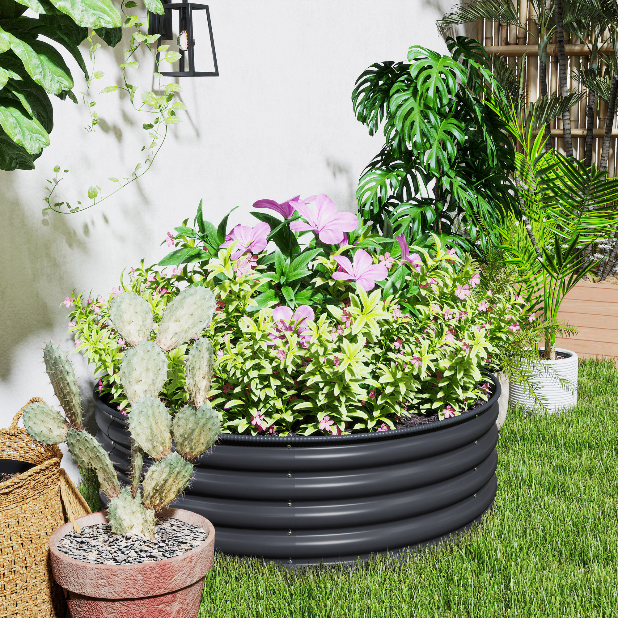 Ein schwarzes, erhöhtes Gartenbeet mit grünen Pflanzen und rosa Blumen, in einem Garten. Kaktus im Topf.