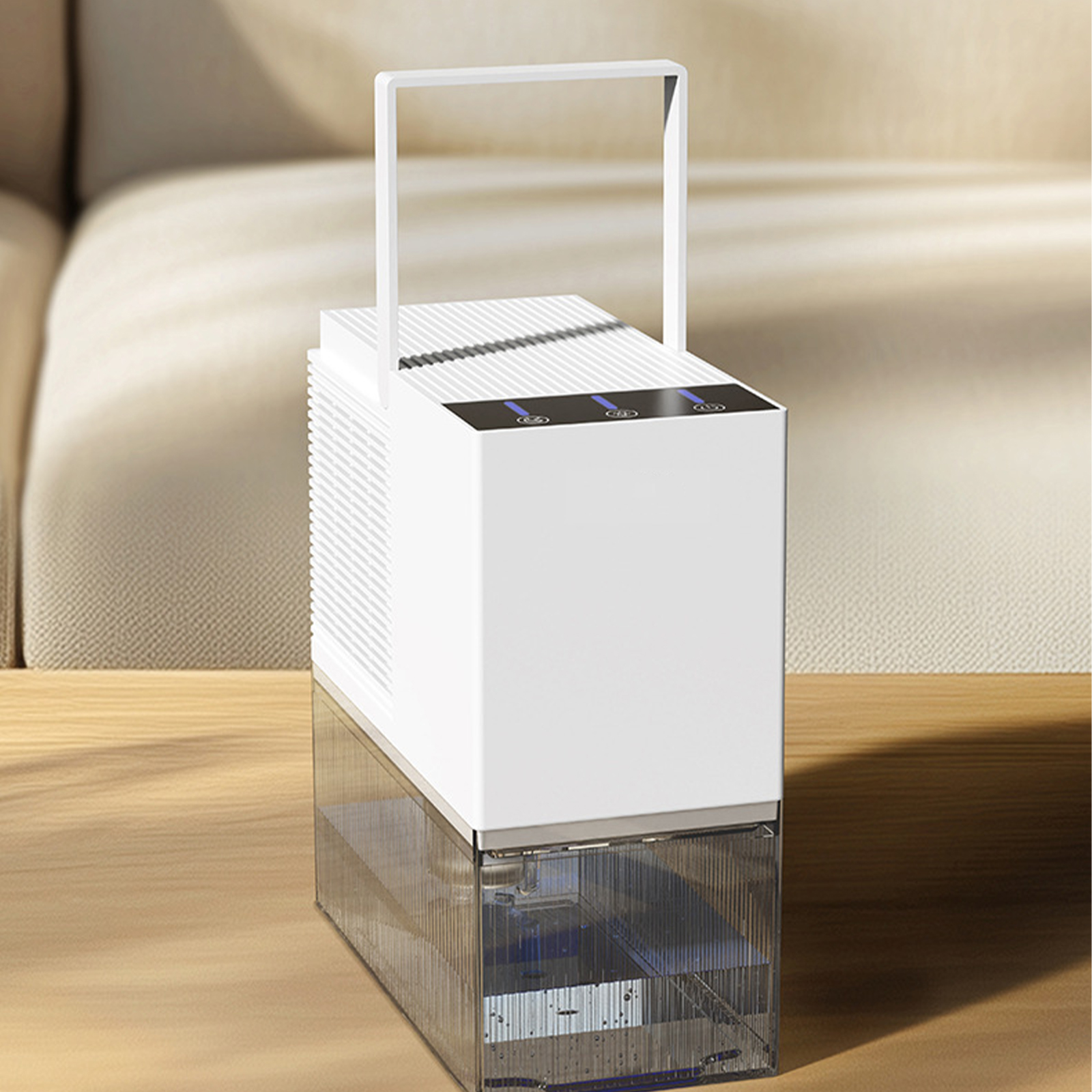 Weißer Luftbefeuchter mit transparentem Wassertank. Oben ist ein Griff. Er steht auf einem Holztisch.