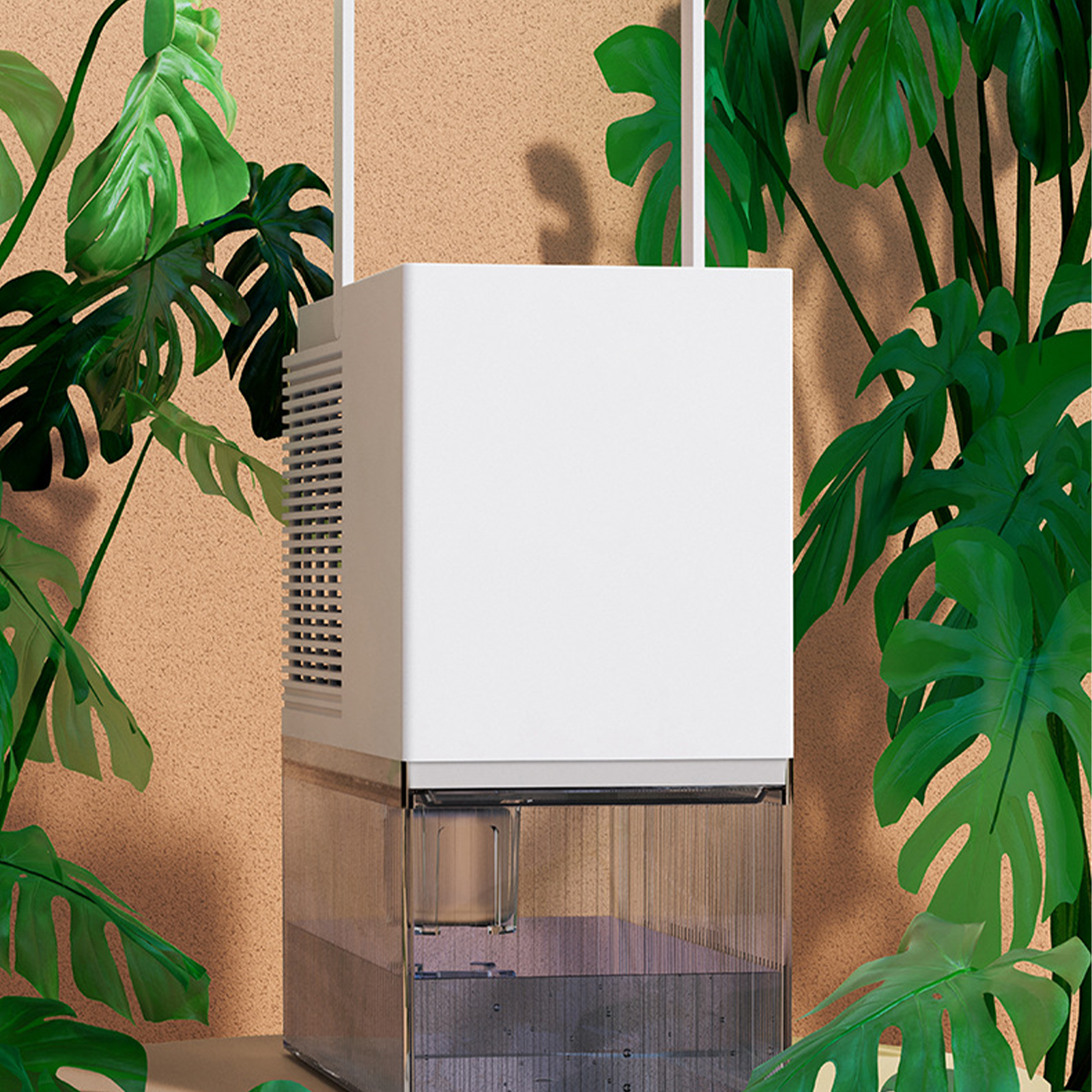 Ein weißer Luftreiniger mit transparentem Wassertank und grünen Pflanzen im Hintergrund. Es steht vor einer strukturierten Wand.