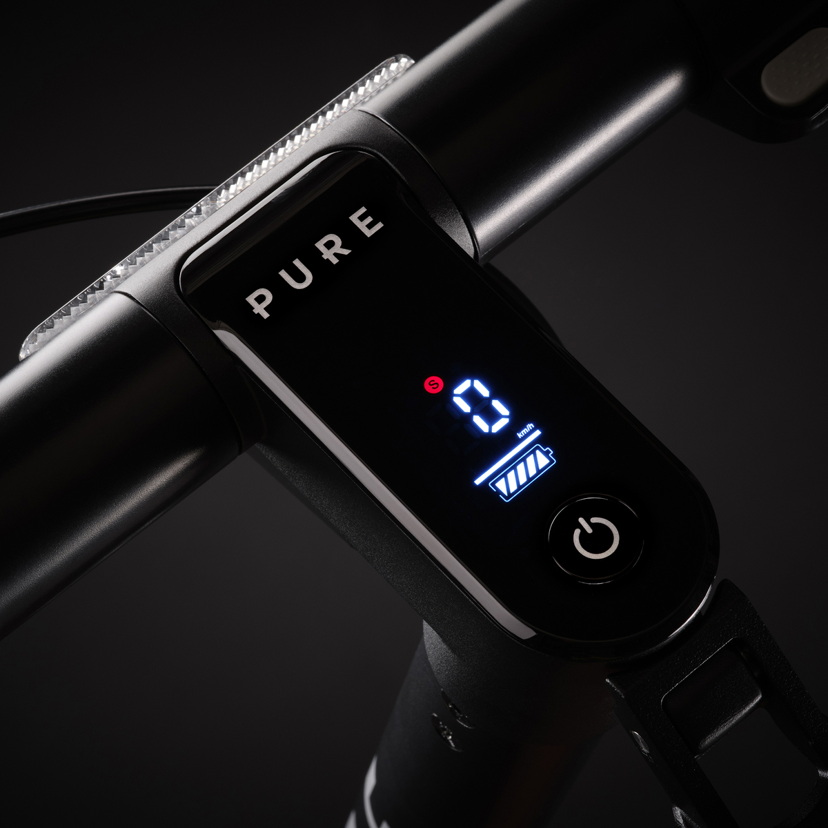 Nahaufnahme des Displays eines Elektrorollers. Es zeigt Geschwindigkeit, Batterie und Ein-Aus-Taste.
