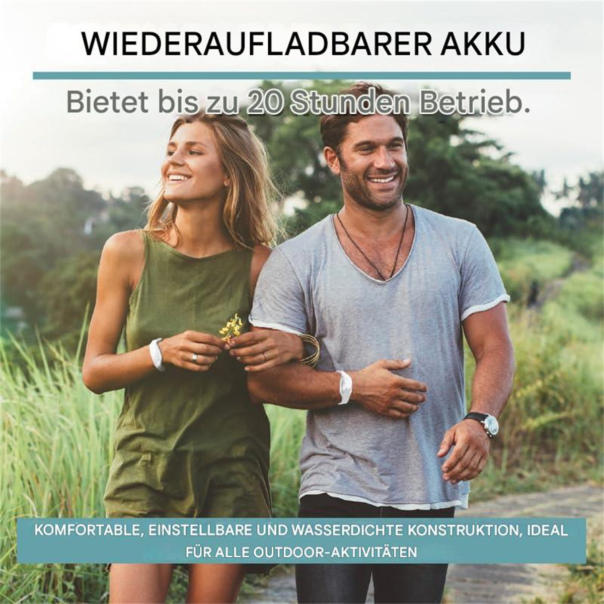 Glückliches Paar mit Smart-Armbändern, draußen. Text über Akkulaufzeit.