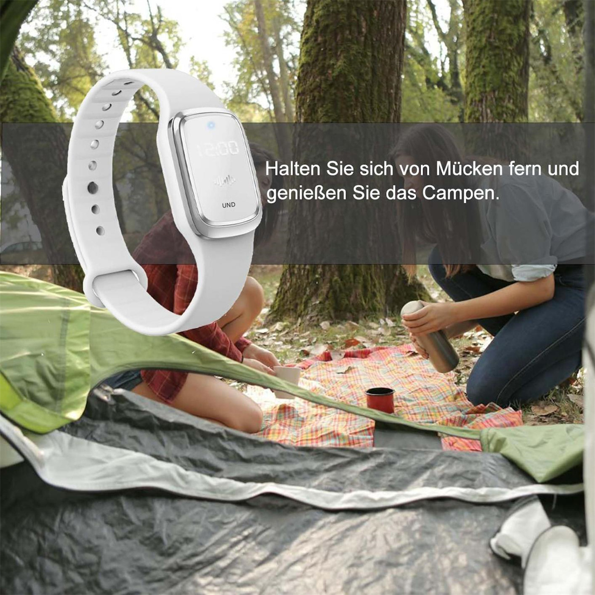 Weiße Smartwatch mit weißem Armband. Text auf Deutsch. Personen im Hintergrund.