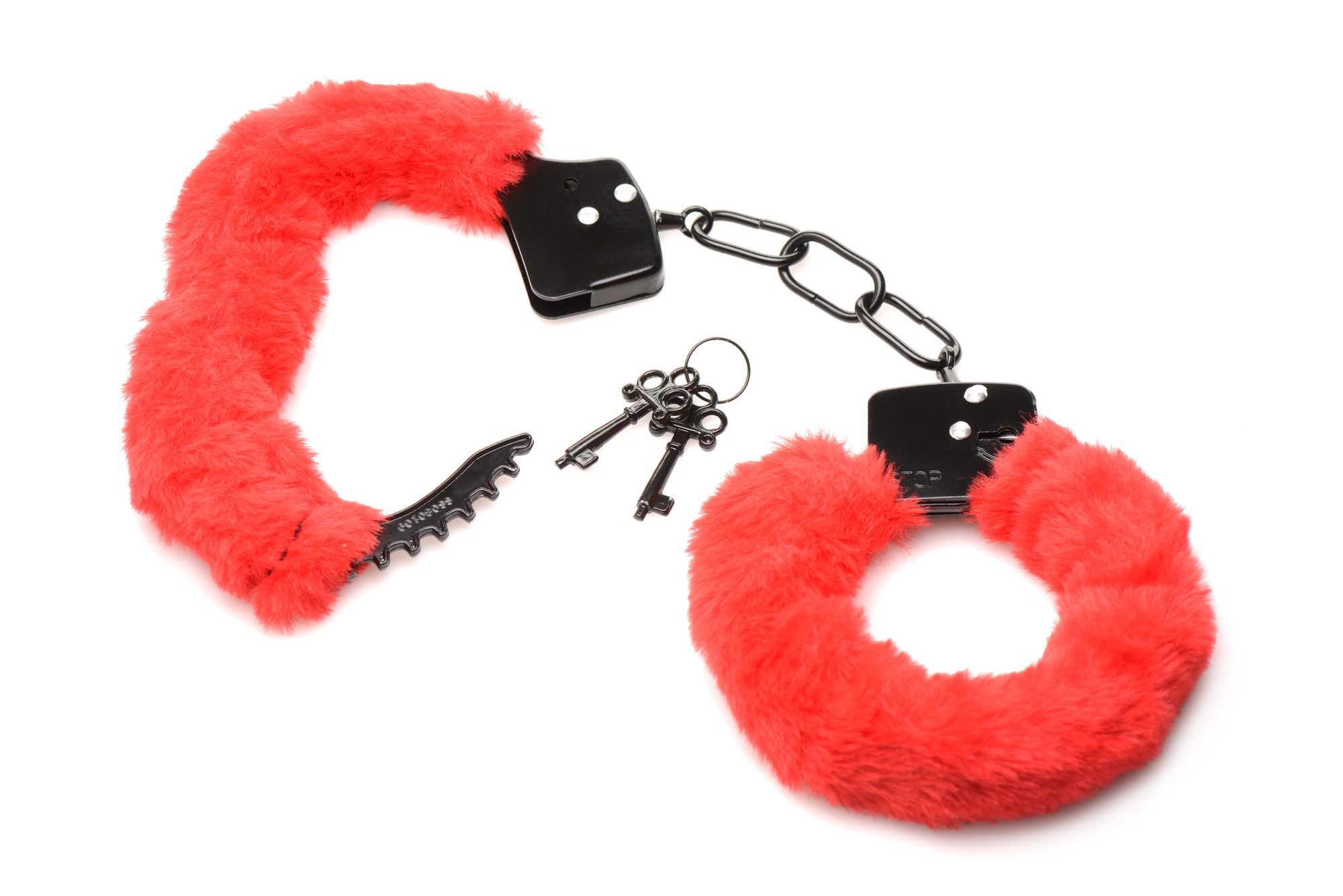 Esposas rojas y afelpadas con cadena y cerraduras de metal negro, junto con dos llaves. Fondo blanco.