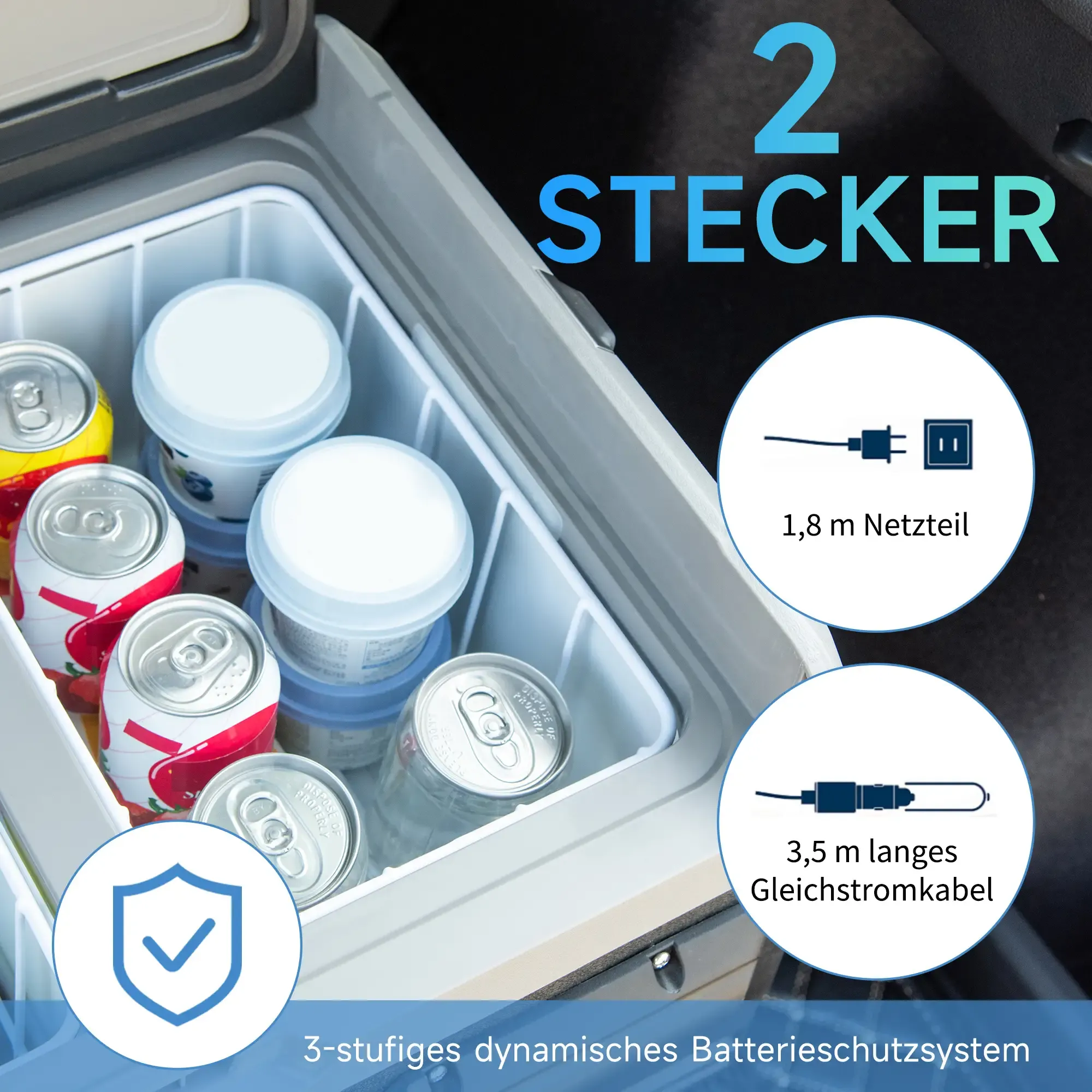 Offener tragbarer Kühlschrank mit Getränken und Snacks. Zwei Kabel und Netzstecker. Der Kühlschrank hat ein blaues Sicherheitssymbol.