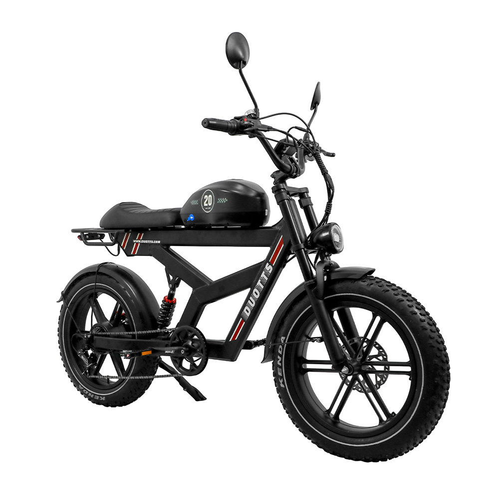 Schwarzes Elektrofahrrad mit fetten Reifen. Das Fahrrad hat einen Sitz und einen Gepäckträger. Die Marke ist DUOTTS.