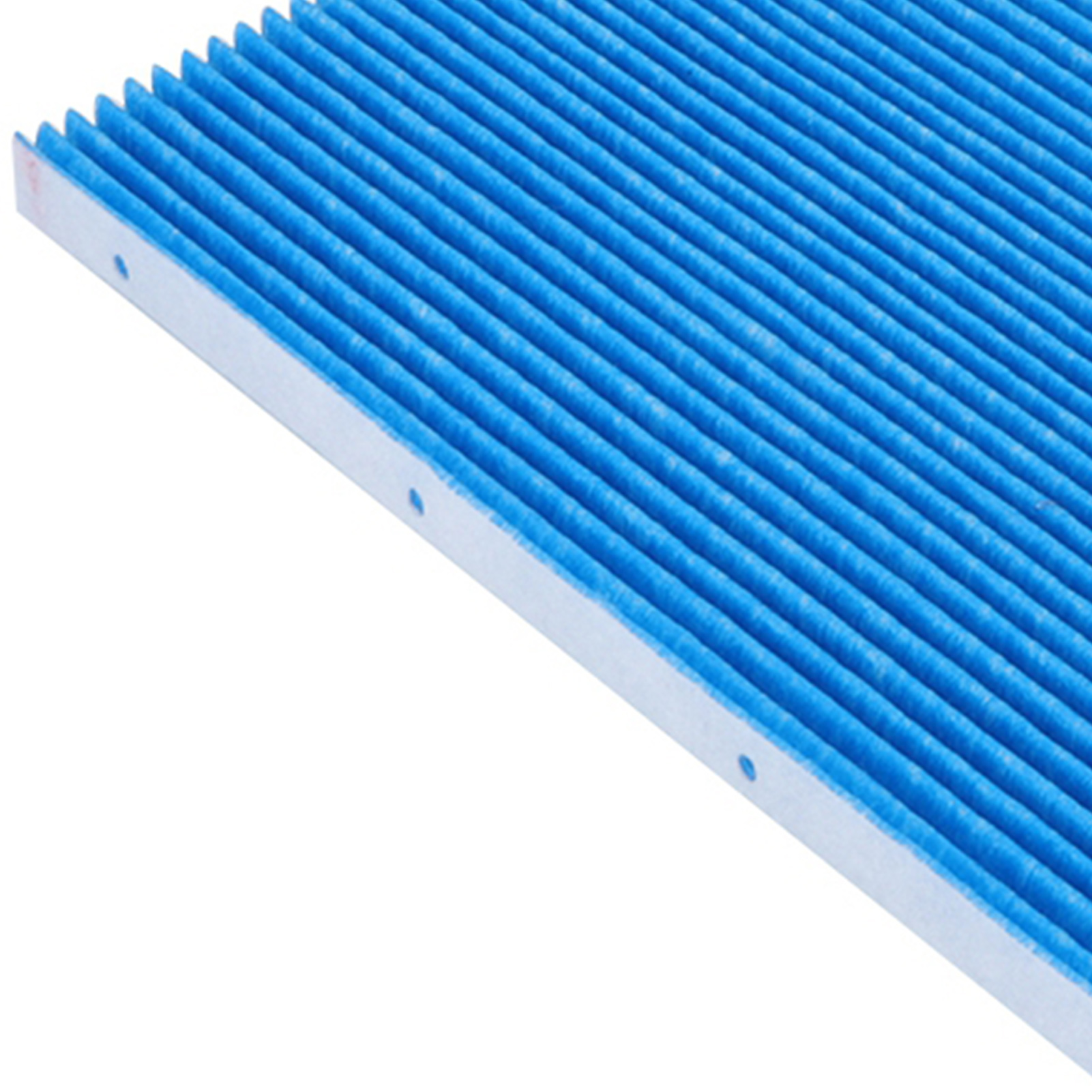 Blauer Luftfilter mit rechteckiger Form und parallelen Rippen. Weißer Rand mit kleinen Löchern auf einer Seite.