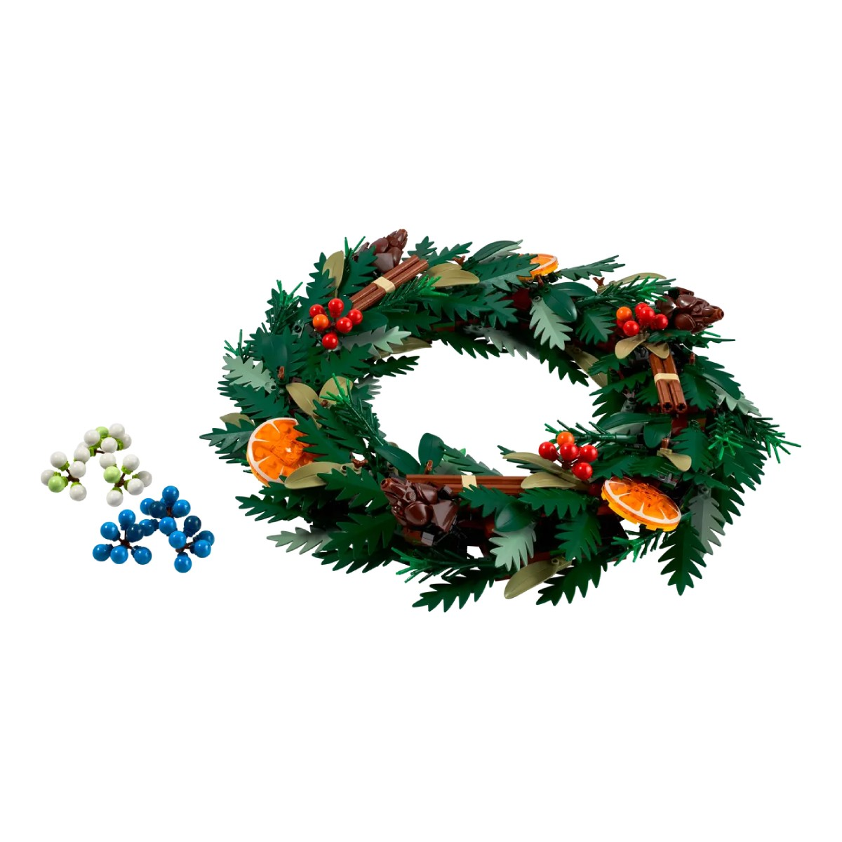 Een kerstkrans met groene bladeren, rode bessen, sinaasappelschijfjes en kaneelstokjes op een witte achtergrond.