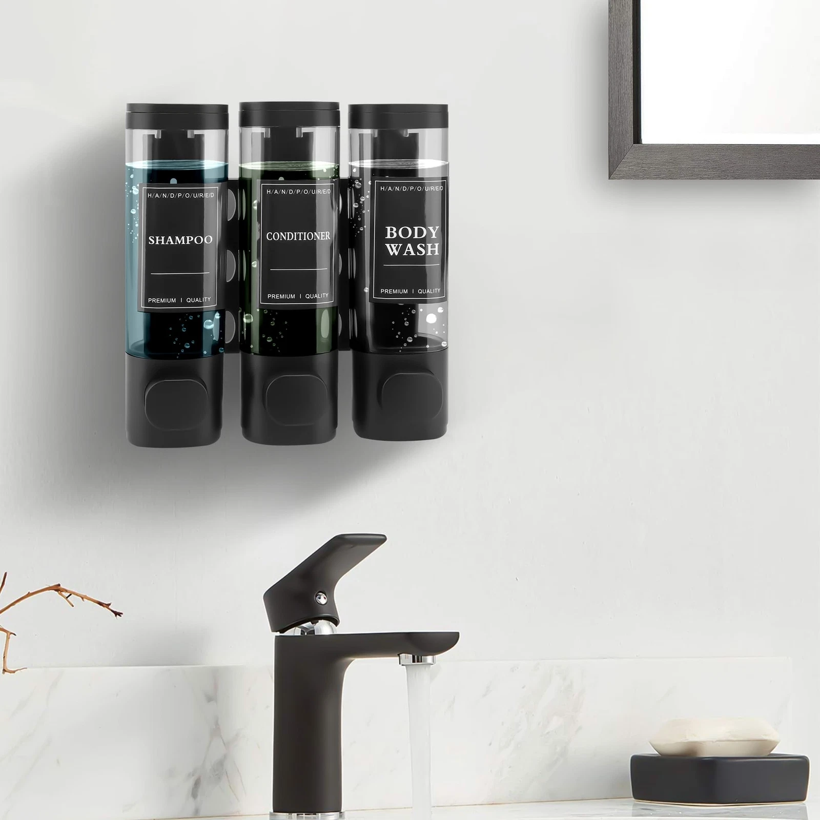 Drei Spender für Shampoo, Spülung und Duschgel, über einem Waschbecken mit Wasserhahn und Seife.
