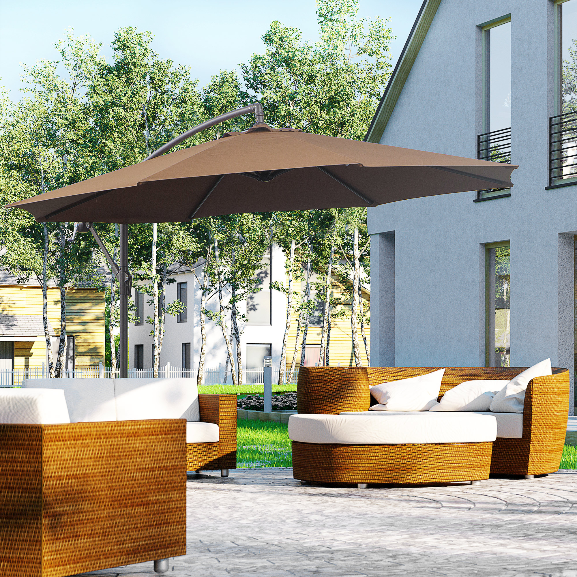 Eine Terrasse mit einem braunen Ausleger-Sonnenschirm über Rattanmöbeln, darunter ein Sofa und Sessel, und ein Haus im Hintergrund.