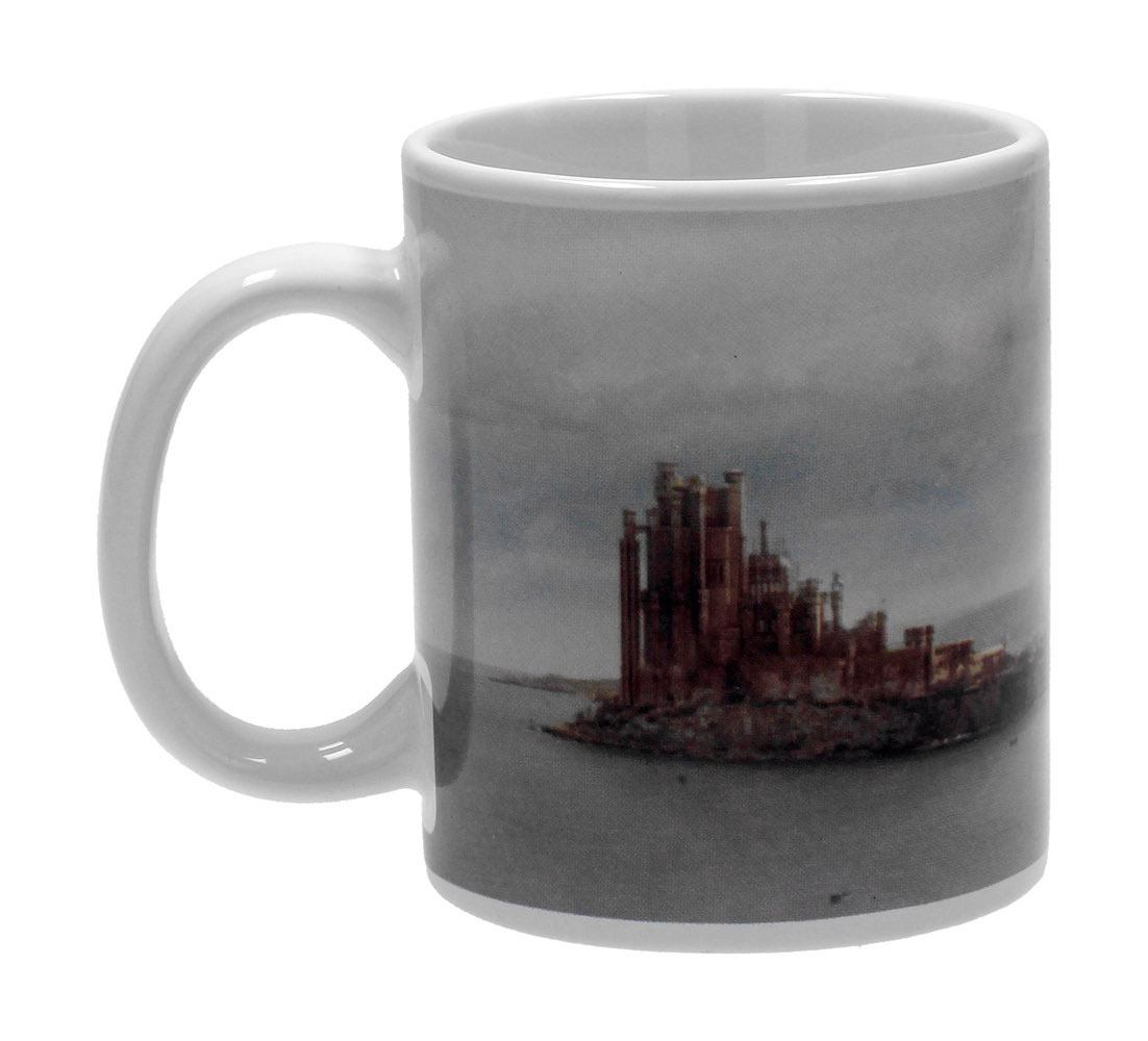 Eine weiße Tasse mit einem verschwommenen Bild einer Festung an der Küste, mit 'GAME OF THRONES'.