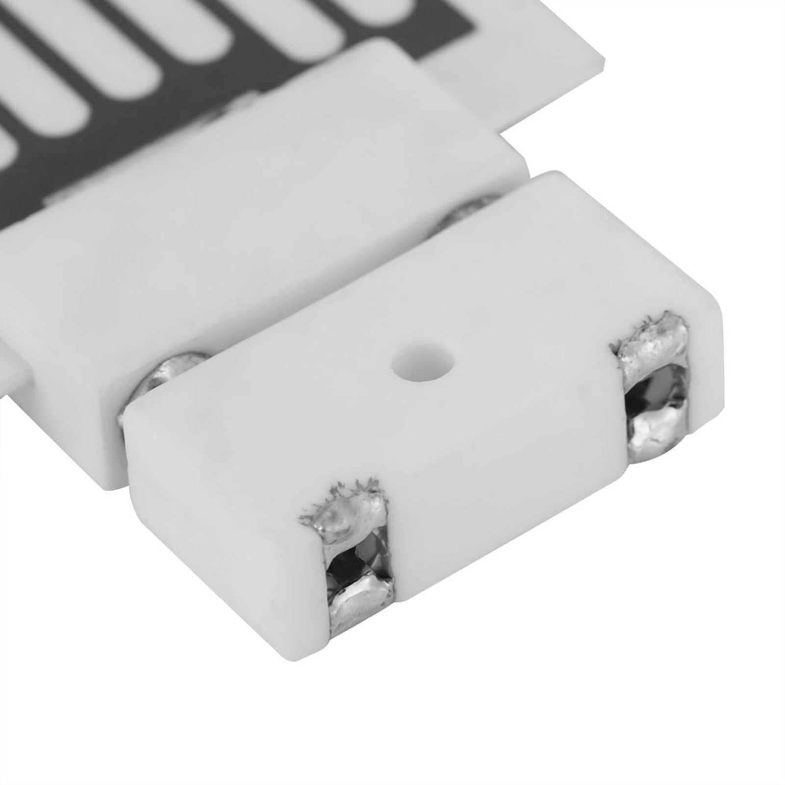 Nahaufnahme von zwei kleinen weißen Kunststoffteilen mit Metallkomponenten, wahrscheinlich Teil eines elektronischen Geräts.