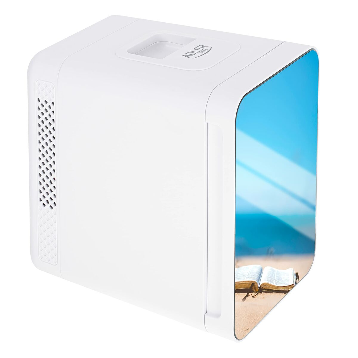 Un mini frigo bianco è angolato. La porta mostra una scena di spiaggia con un libro sulla sabbia. Marchio Adler.