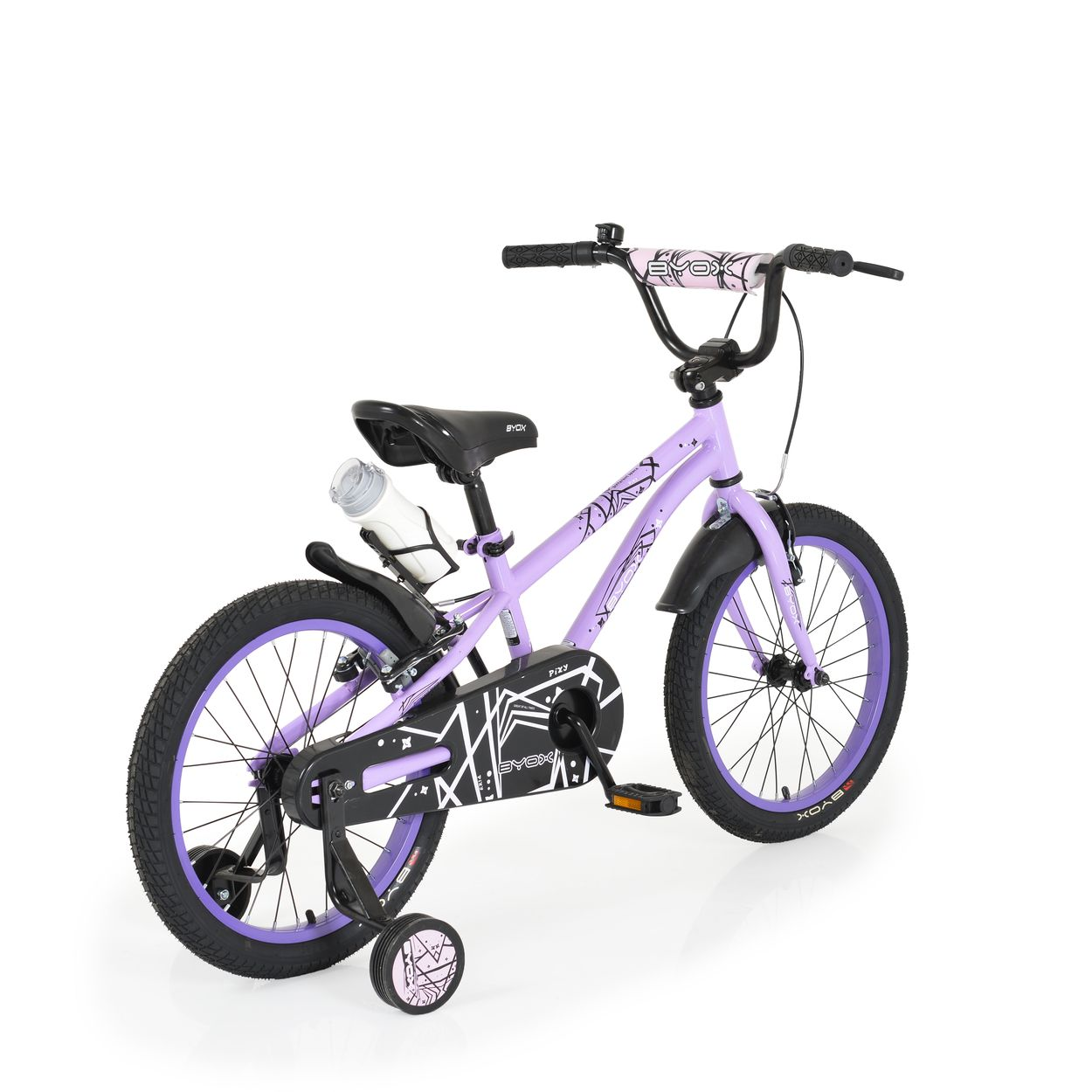 Ein lila Fahrrad mit Stützrädern. Es hat schwarze Akzente und einen Trinkflaschenhalter. Weißer Hintergrund.