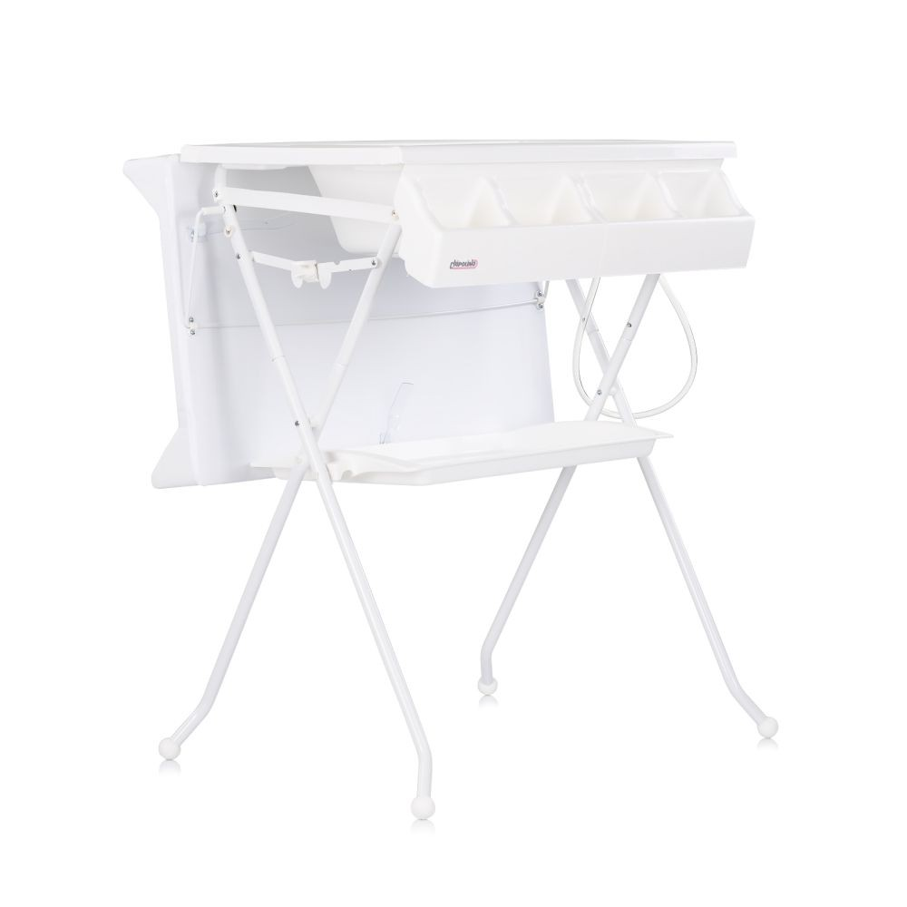 Una bañera blanca para bebés en un soporte blanco. El soporte es plegable. La bañera tiene compartimentos para jabón y artículos de baño.