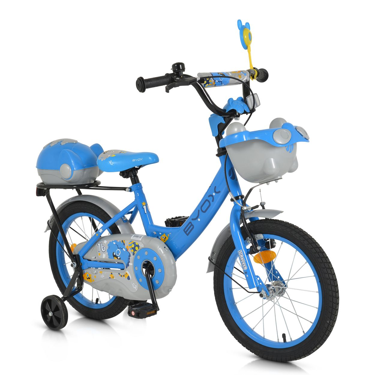 Una bicicleta azul para niños con ruedas de entrenamiento, una cesta y un asiento. La bicicleta está aislada sobre un fondo blanco.