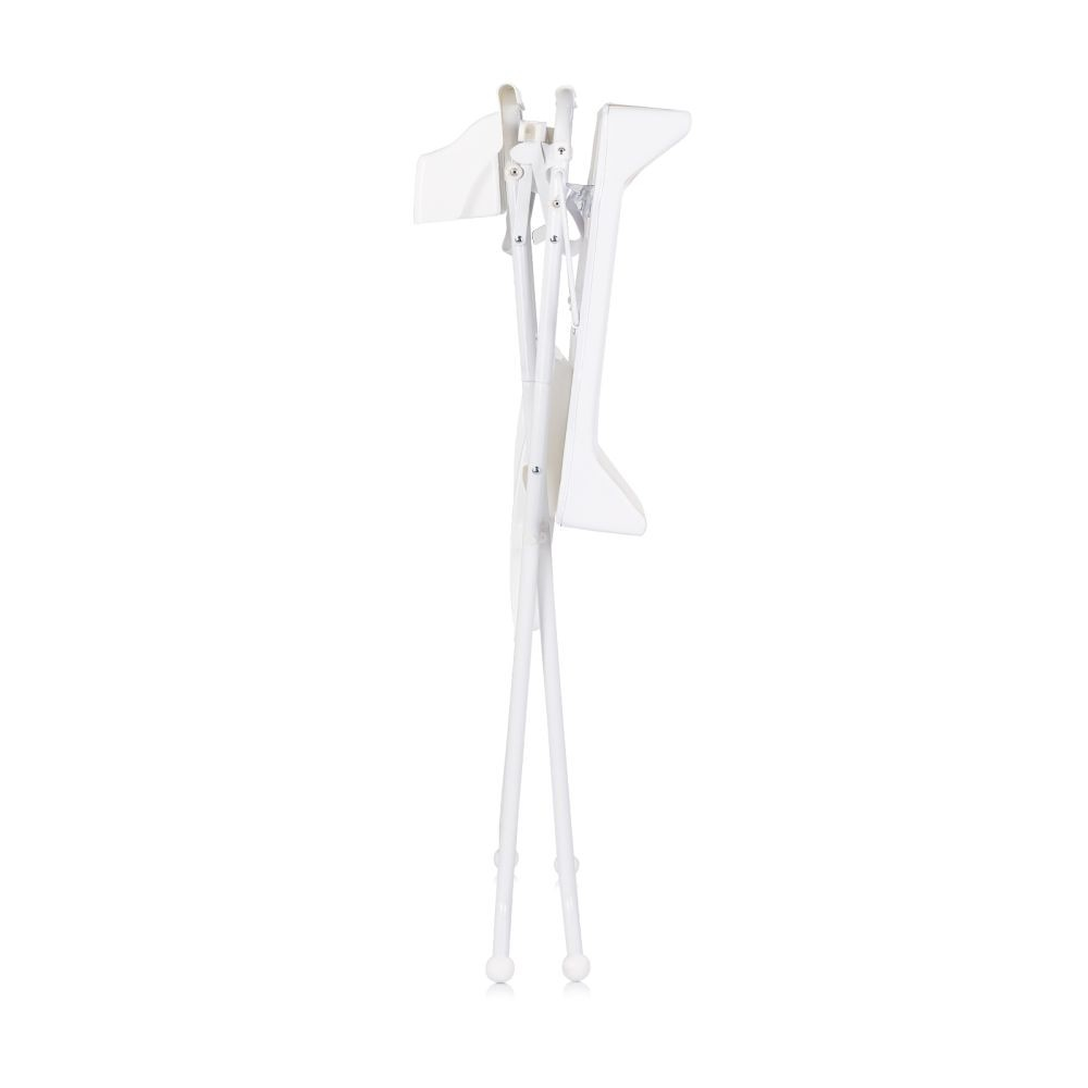 Un soporte blanco plegable para bañera de bebé. El soporte está plegado y vacío.