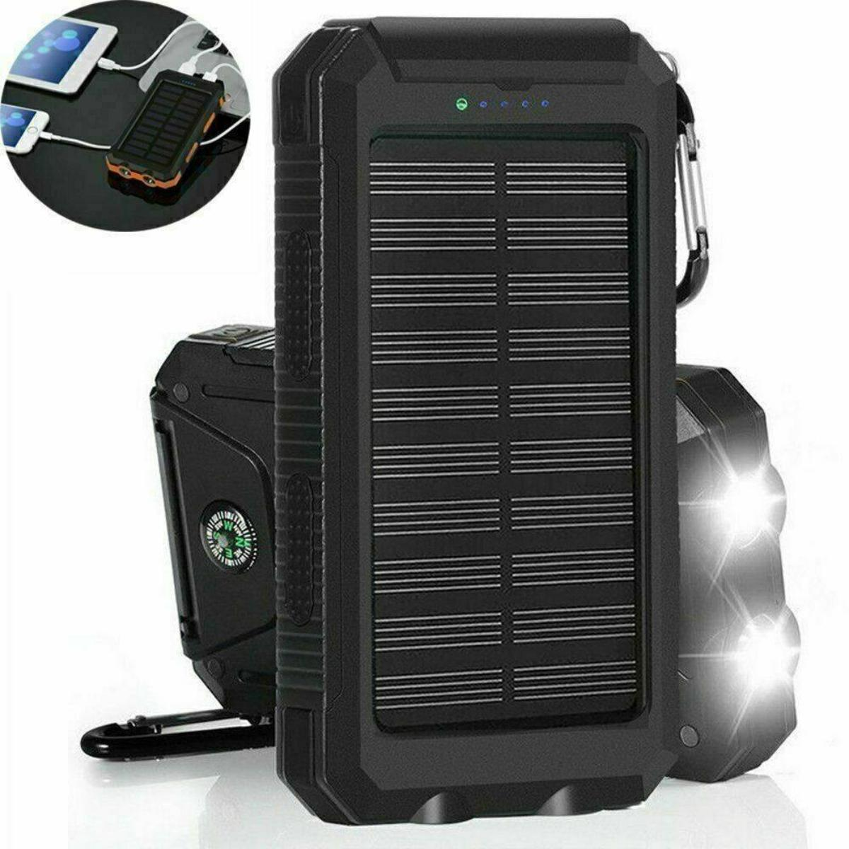 Schwarze Solar-Powerbank mit Kompass und Taschenlampe. Geräte werden geladen. Mehrere Geräte können angeschlossen werden.