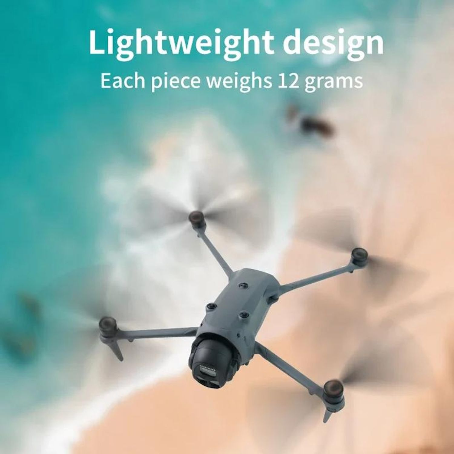 Drone che vola sopra una superficie d'acqua blu-verde. Il drone ha eliche ed è in movimento.