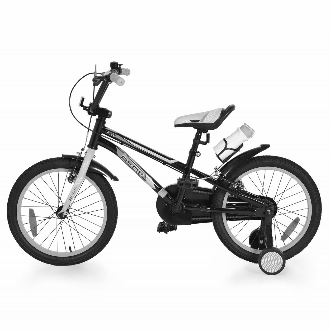 Ein schwarz-weißes Kinderfahrrad mit Stützrädern und einem Trinkflaschenhalter. Es steht auf weißem Hintergrund.