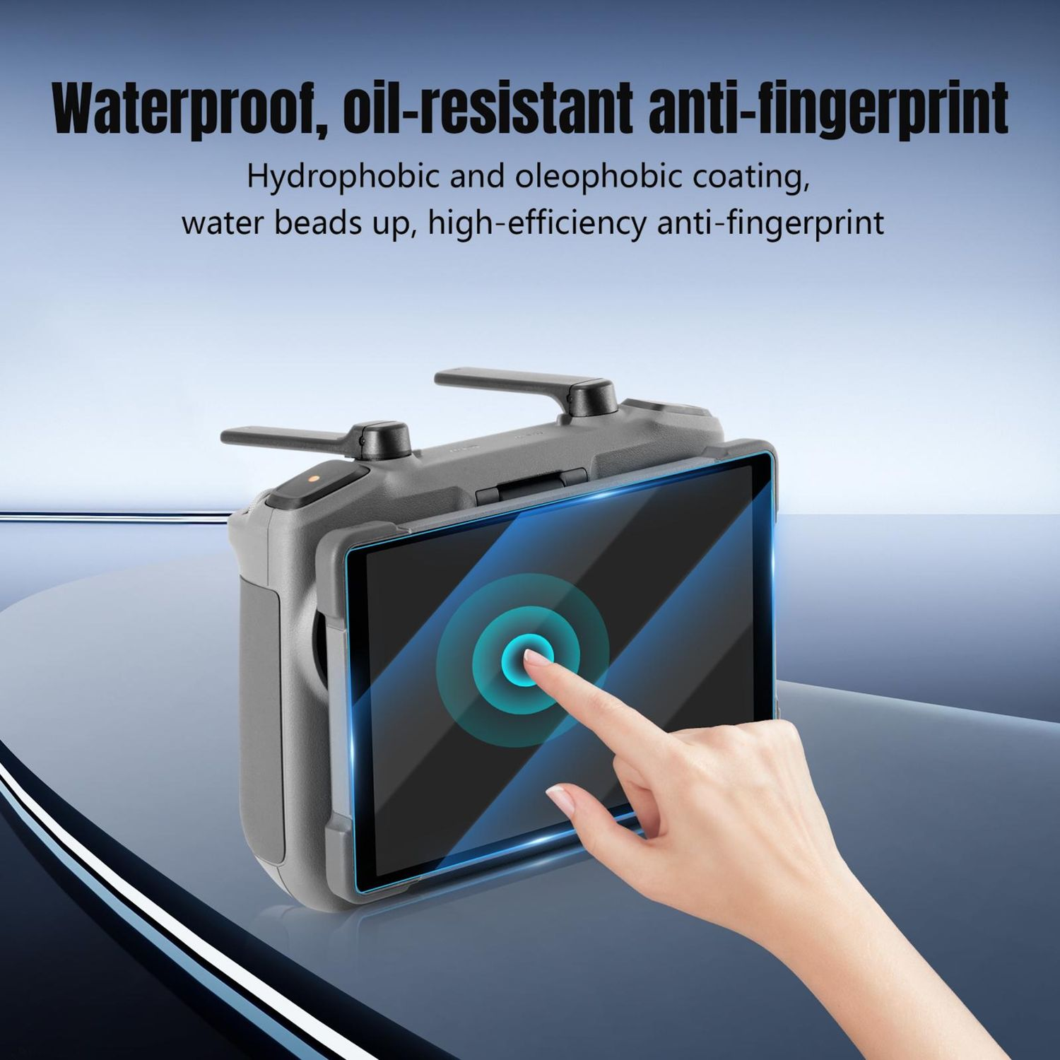 Una mano tocca uno schermo su un controller drone con una protezione schermo. Evidenziature blu attorno al tocco.