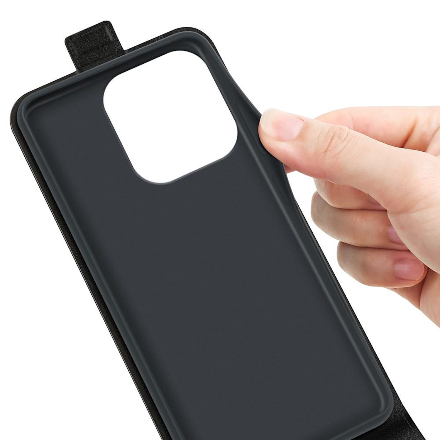 Una mano sostiene una funda negra para teléfono, mostrando el interior y un recorte para la cámara.