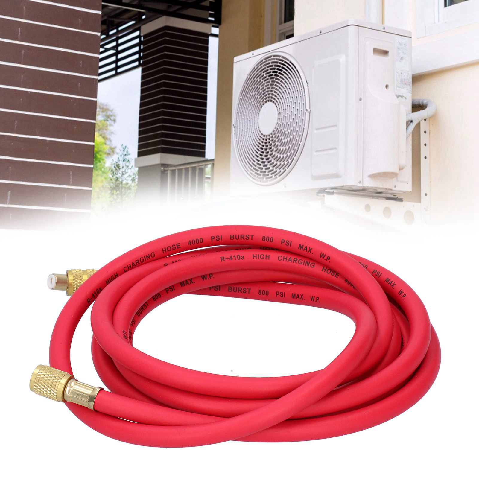 Roter Ladeschlauch mit Messinganschlüssen vor einer an der Wand montierten Klimaanlage.