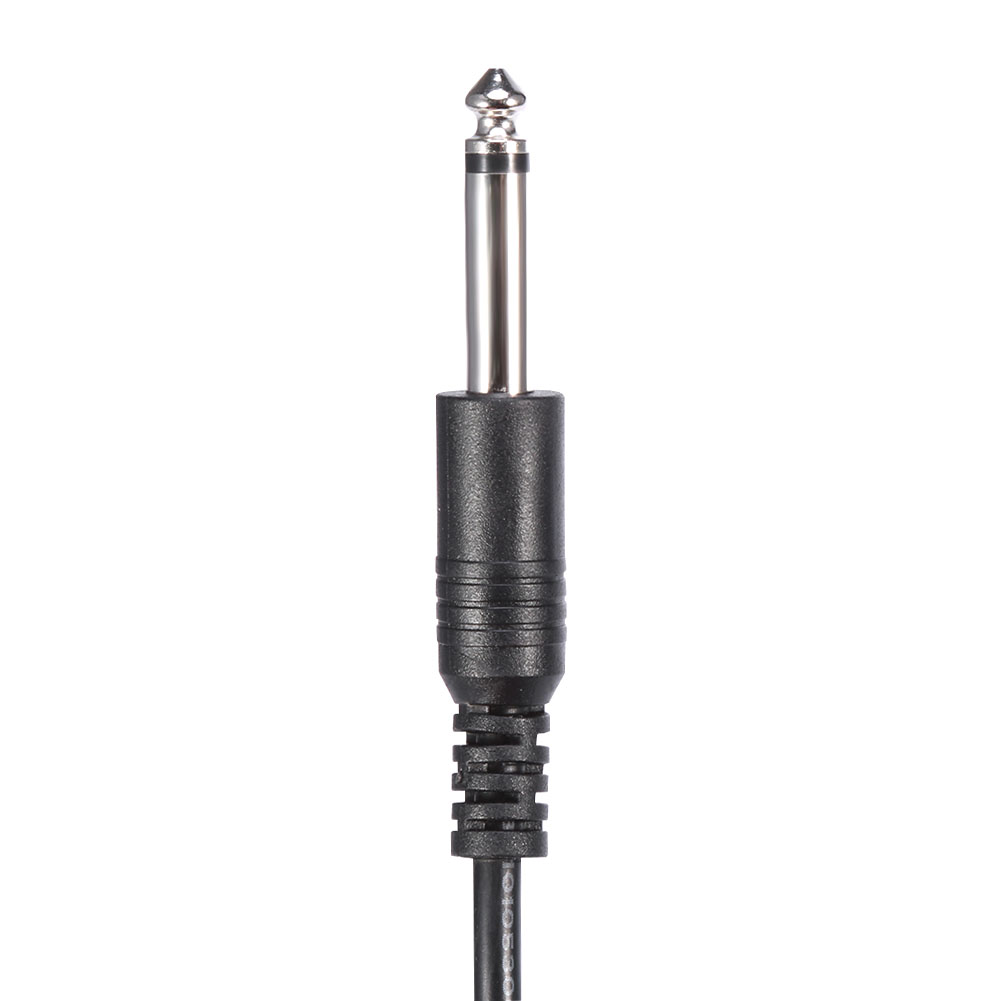 Nahaufnahme eines schwarzen Audioanschlusses mit silberner Spitze, auf weißem Grund.