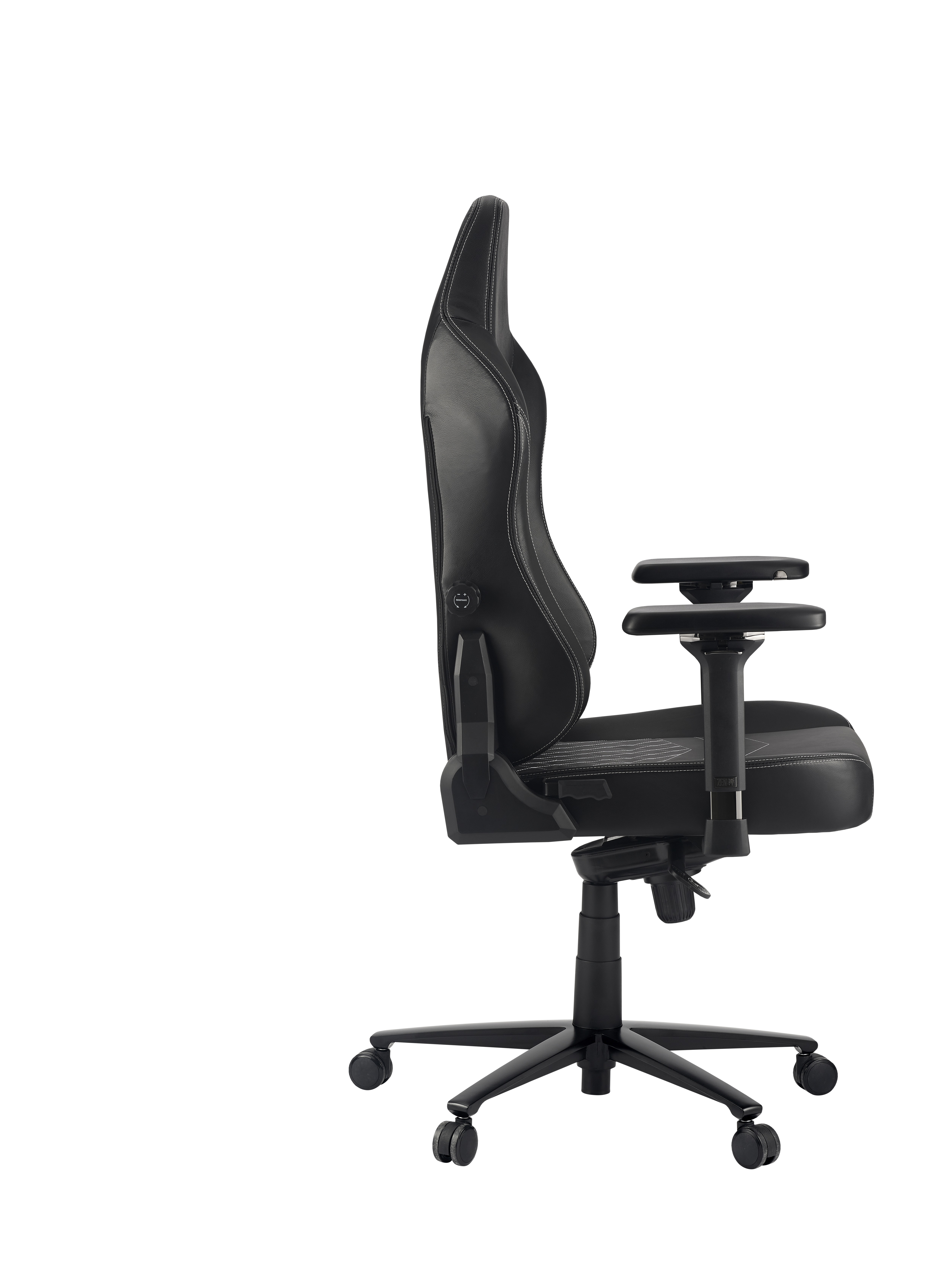 Ein schwarzer Gaming-Stuhl von der Seite. Der Stuhl steht auf weißem Hintergrund.
