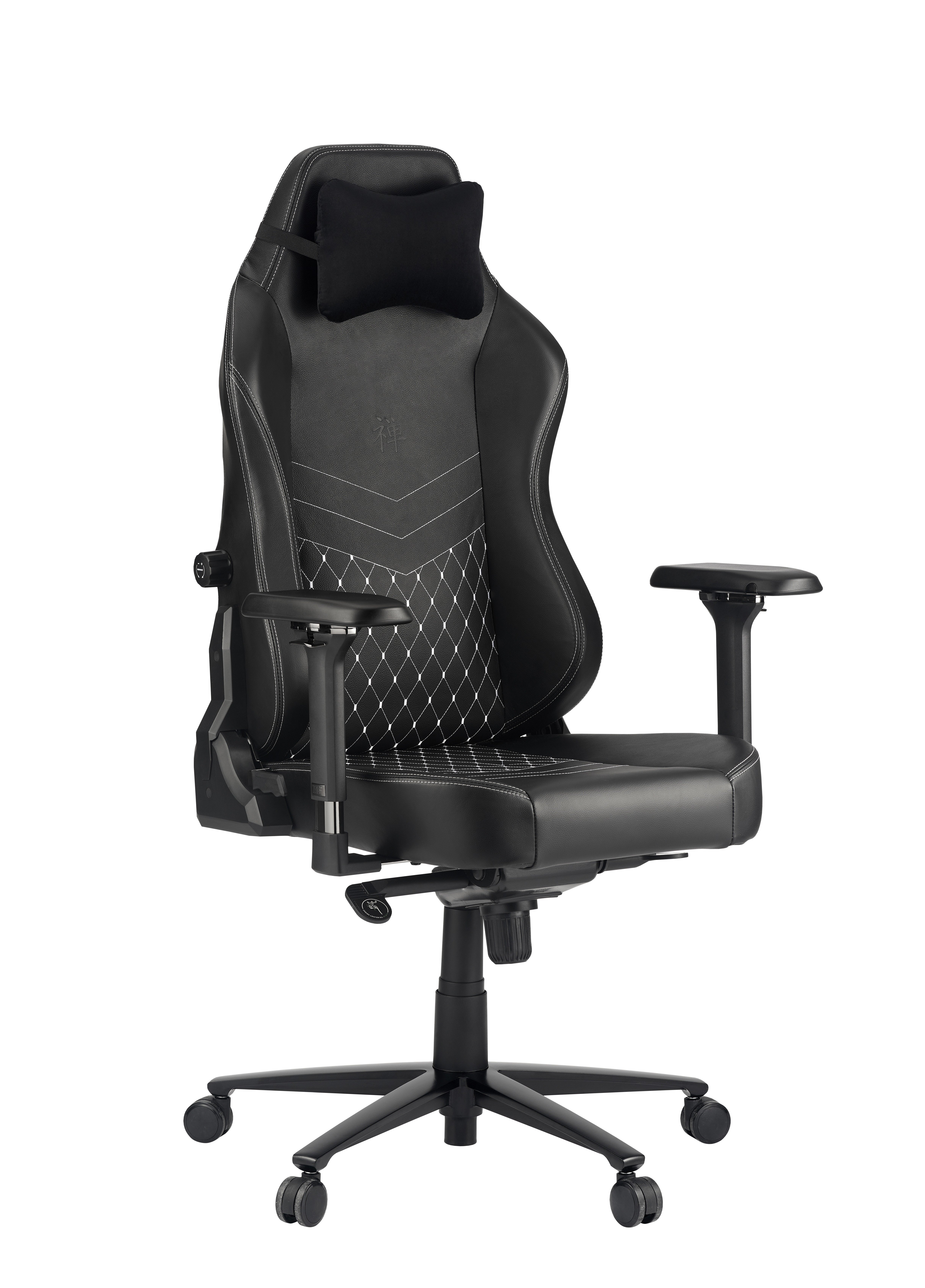 Ein schwarzer Gaming-Stuhl mit Kopfstütze und weißen Nähten. Er ist auf weißem Hintergrund isoliert.