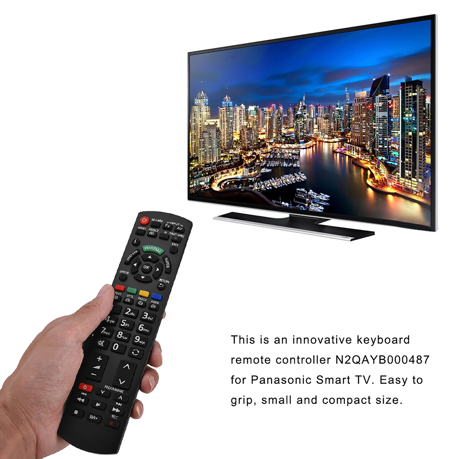 Hand hält schwarze Fernbedienung vor einem TV-Bildschirm mit Nachtstadtbild.