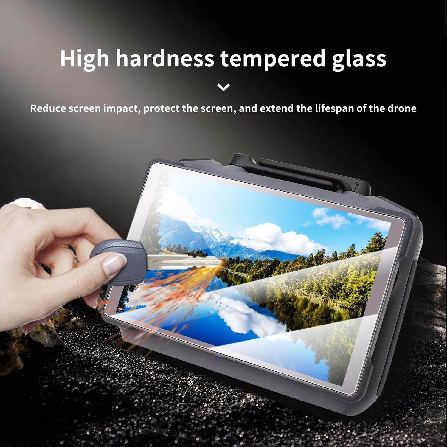 Una mano tiene una protezione per lo schermo accanto allo schermo del controller del drone che mostra un paesaggio. Testo: 'High hardness tempered glass'.
