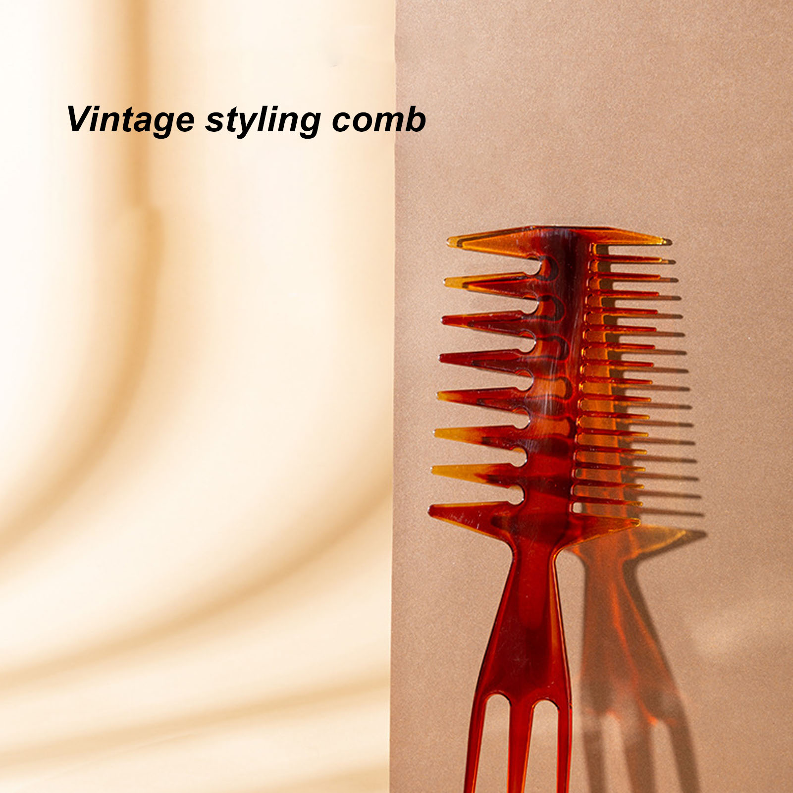 Ein einzelner brauner Vintage-Styling-Kamm auf zweifarbigem Hintergrund. Der Kamm wirft einen Schatten nach rechts.
