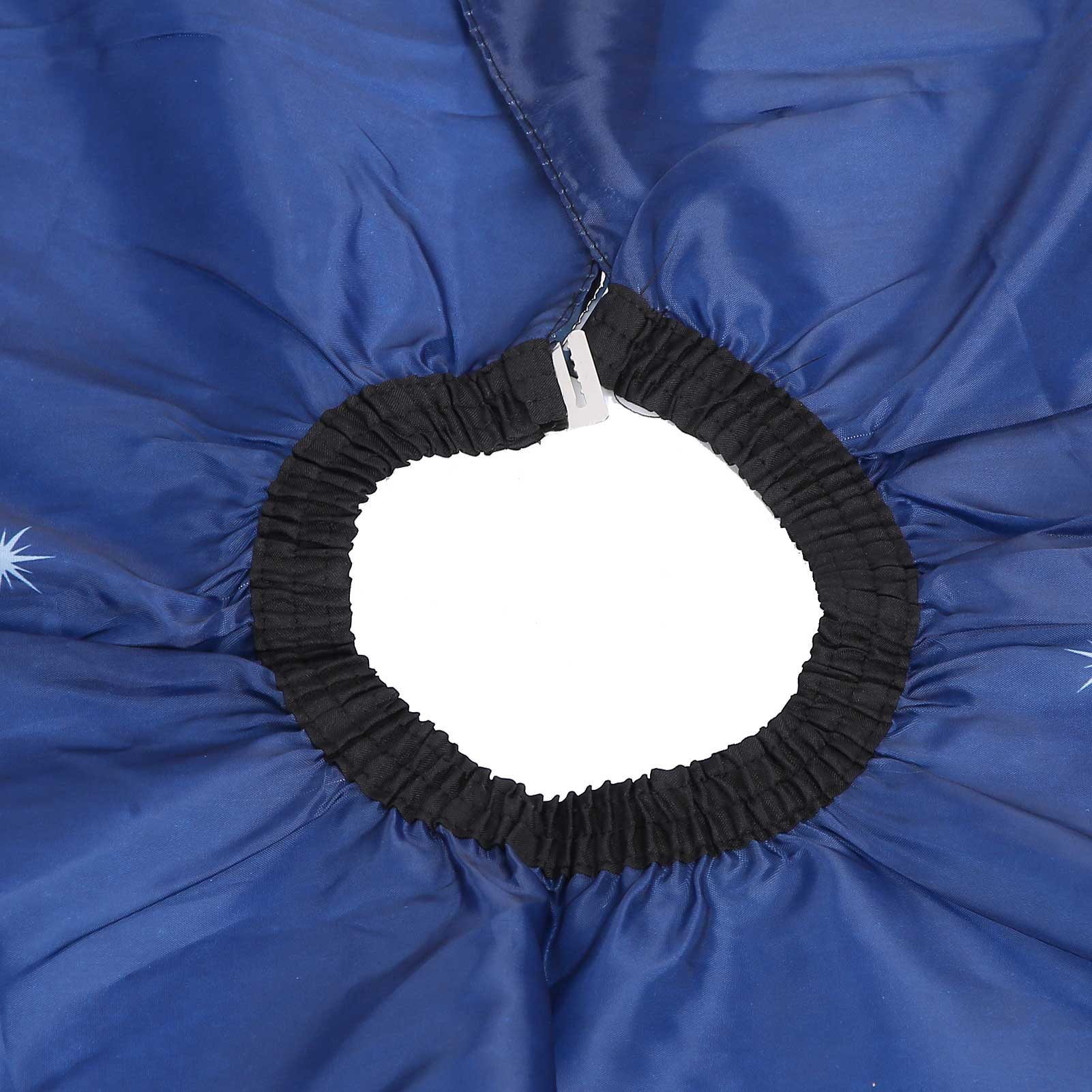 Nahaufnahme eines blauen Friseurumhangs mit schwarzem Nacken. Weißes Innere sichtbar.