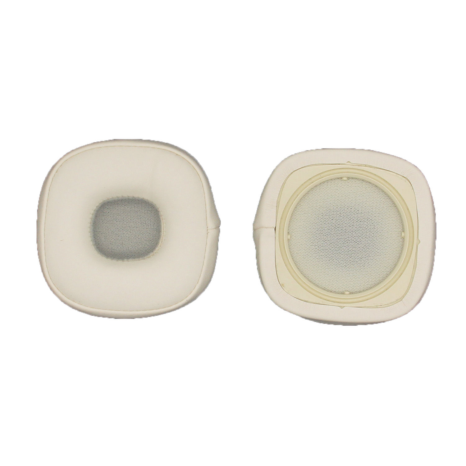 Due cuscinetti auricolari bianchi per cuffie, con centro in rete e cornice bianca, su sfondo bianco.